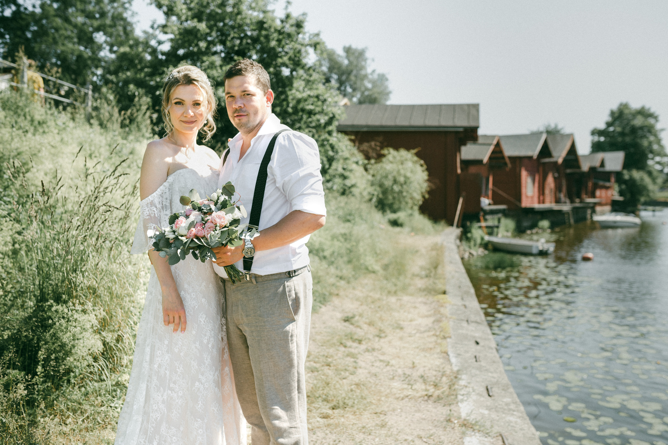 молодожены на берегу реки