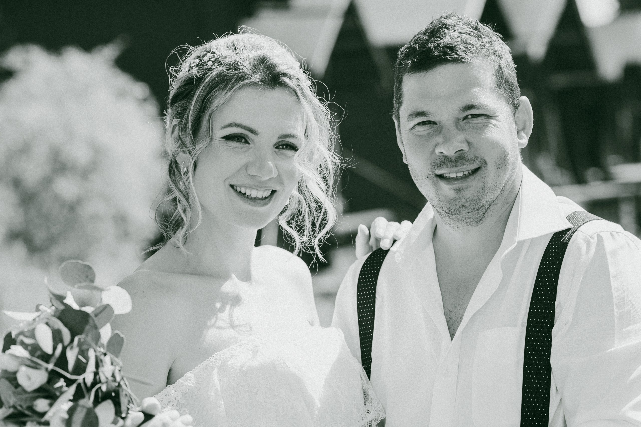 молодожены на берегу реки