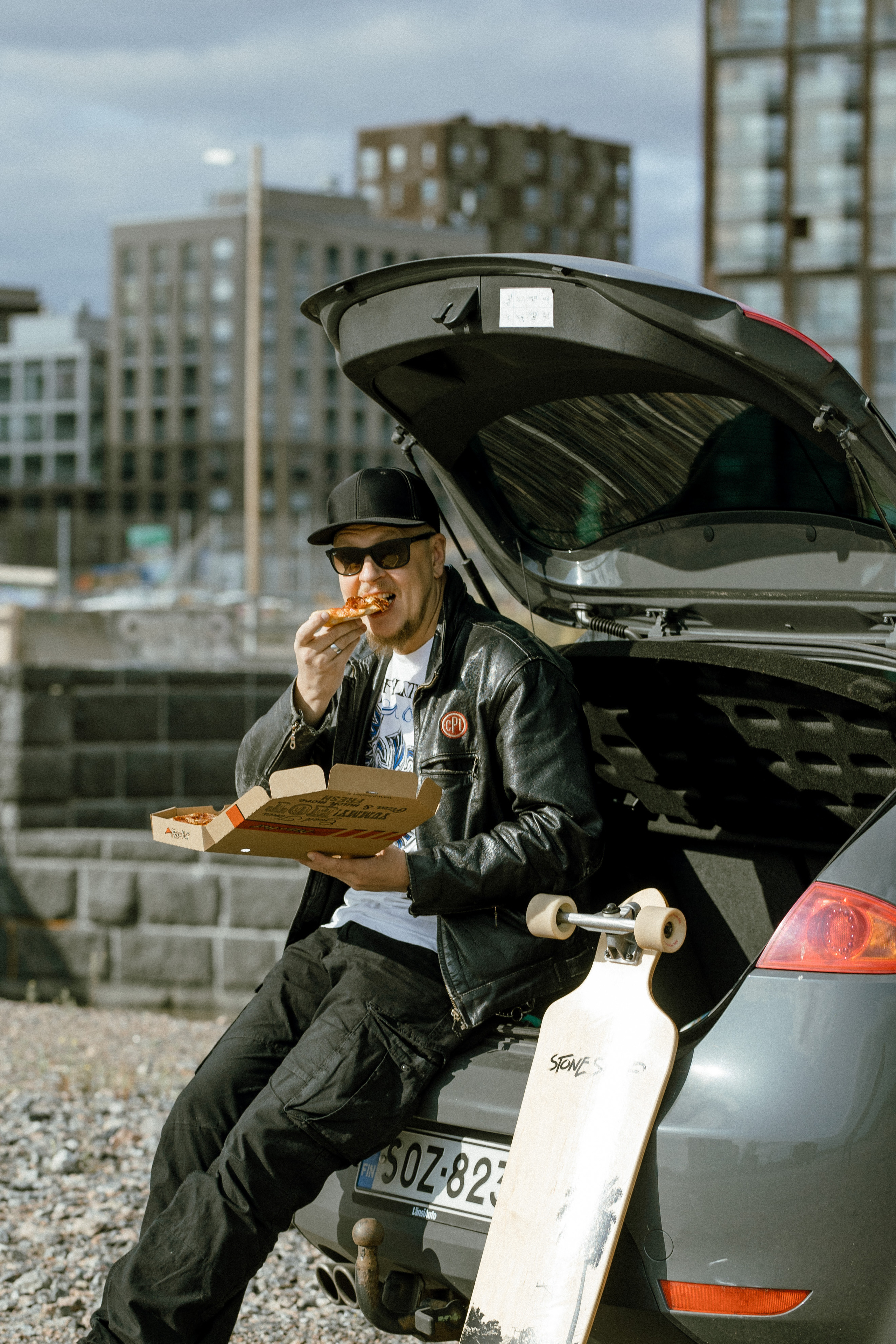 Miehen valokuvaus miljöössä. Valokuvaaja Lahti, Helsinki Elena Salonen