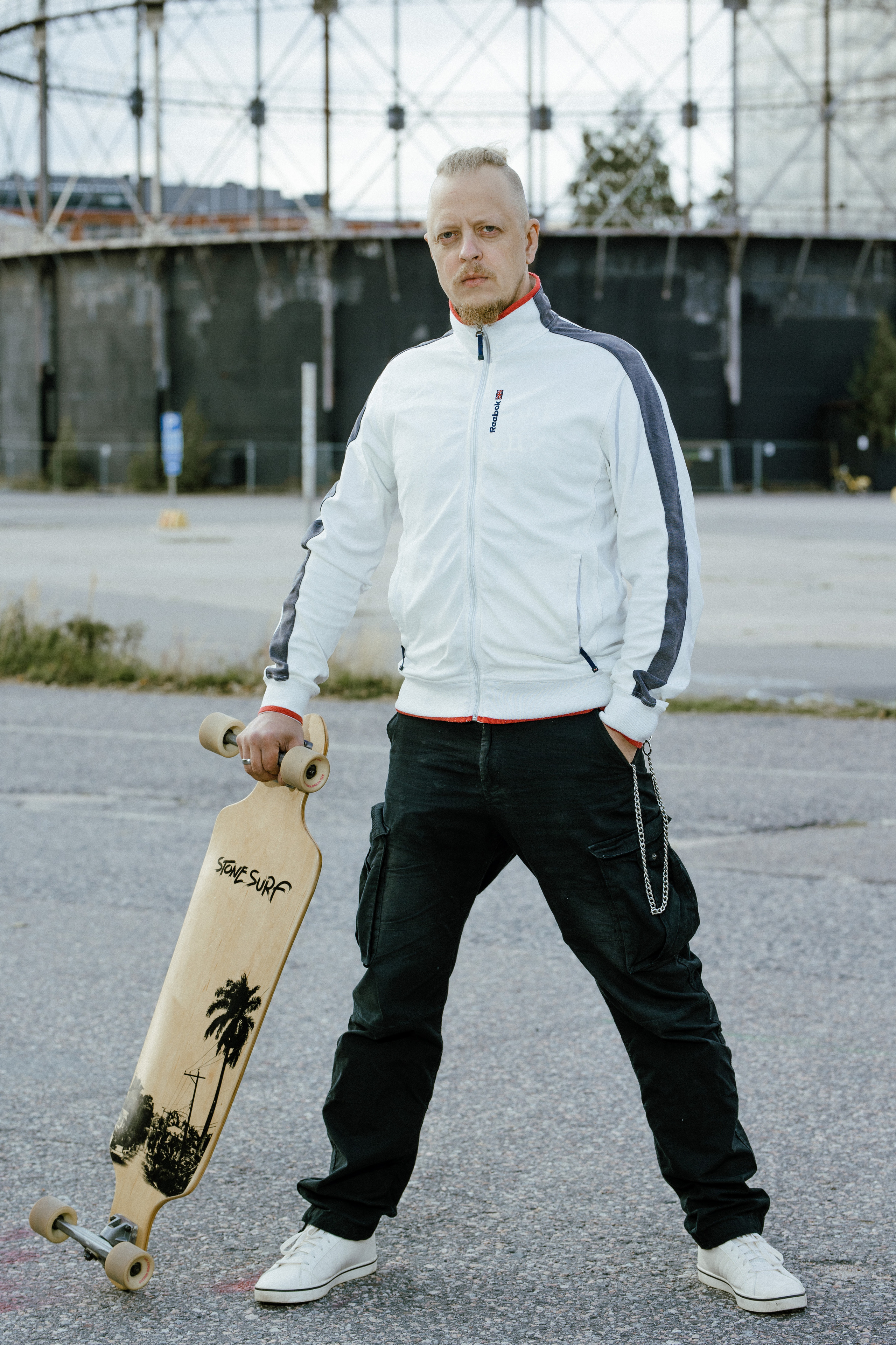 Miehen valokuvaus miljöössä. Valokuvaaja Lahti, Helsinki Elena Salonen