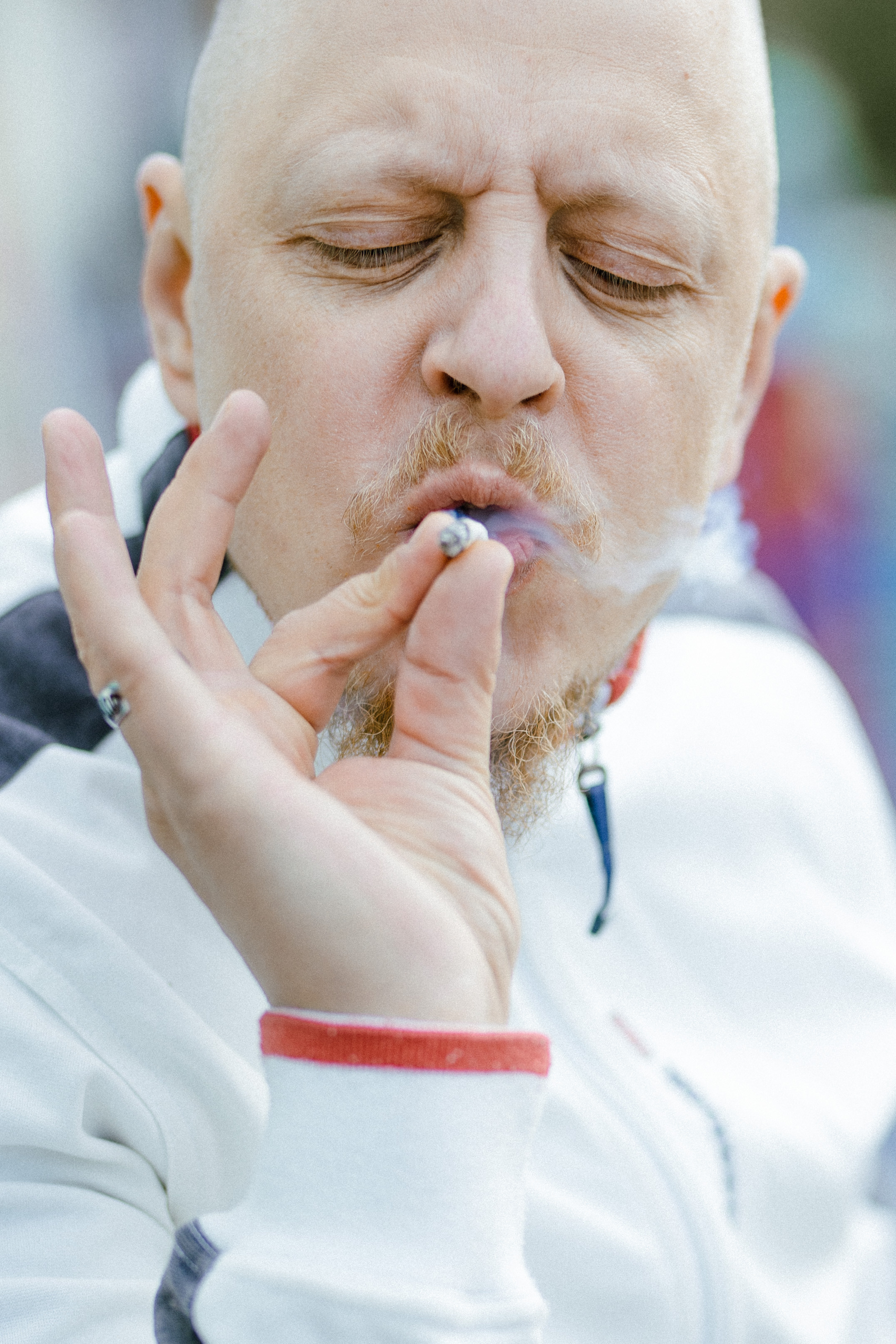 Miehen valokuvaus miljöössä. Valokuvaaja Lahti, Helsinki Elena Salonen