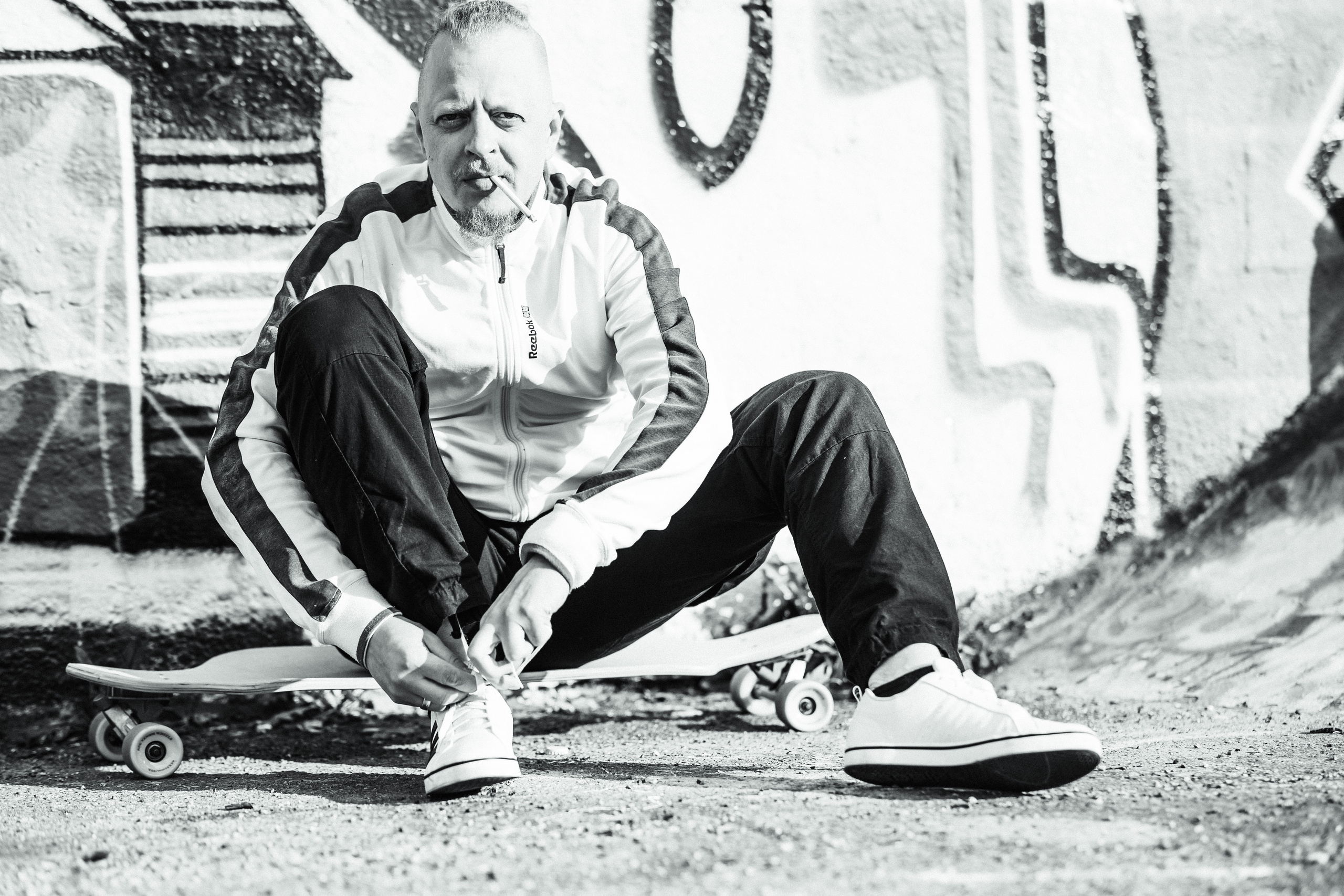 Miehen valokuvaus miljöössä. Valokuvaaja Lahti, Helsinki Elena Salonen