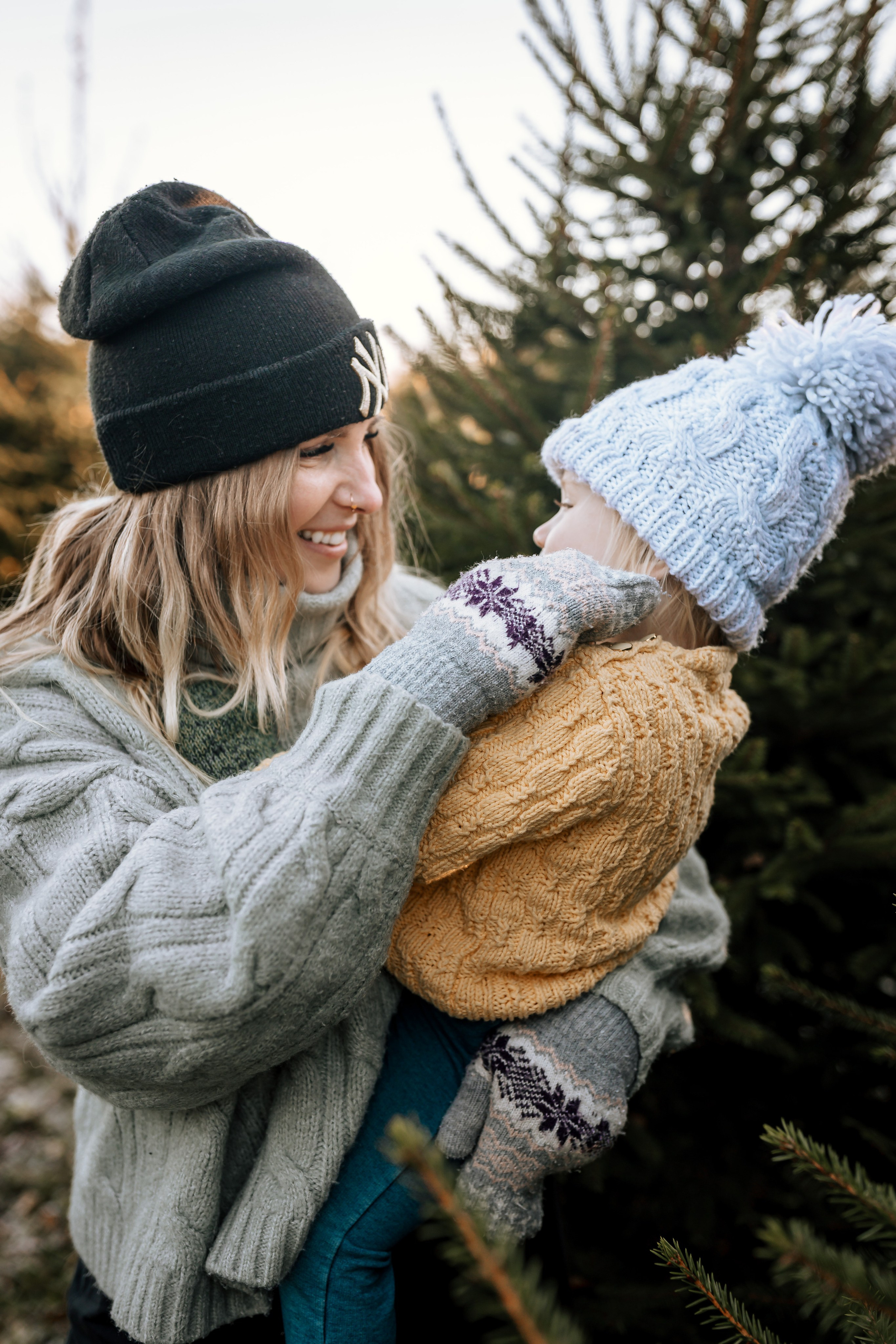 Ziemassvētki eglīšu audzētavā. Home