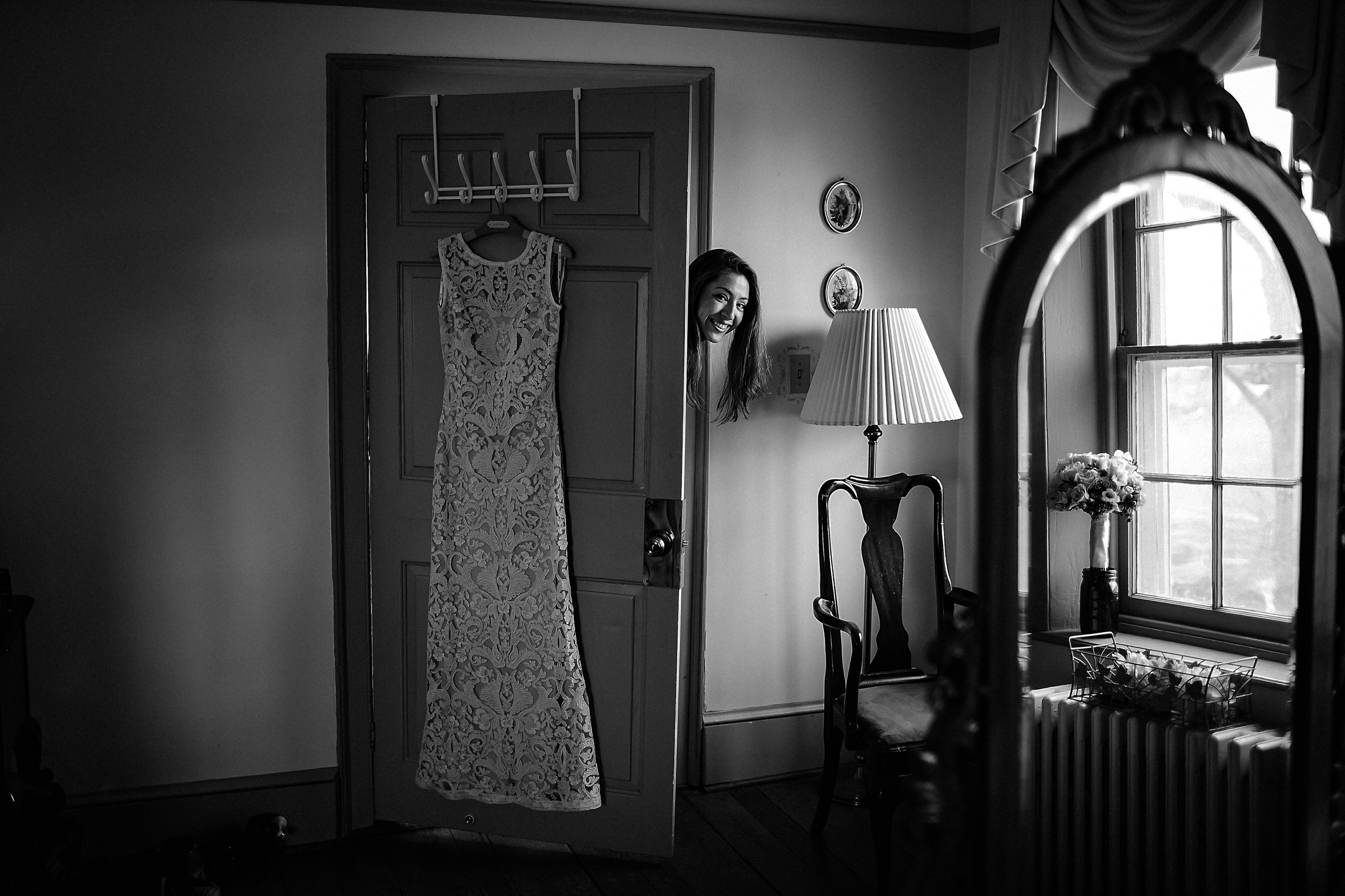 Фотограф в Ирландии Дублин свадьба утро фотки лучший топ свадебный красивая невеста приготовление утро зеркало волнение подружка выглядывает