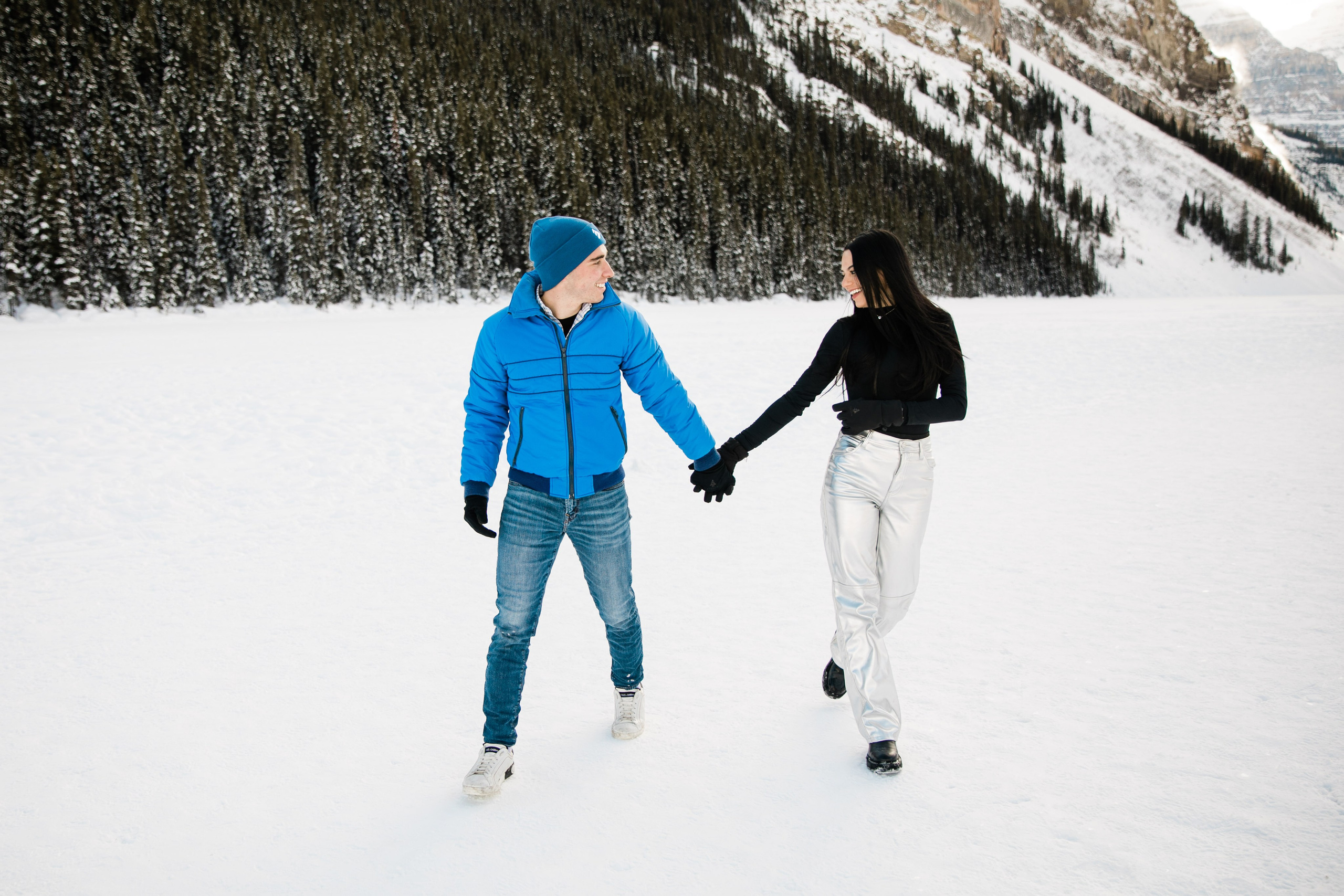 A & M — Lake Louise Engagement. Fotografía accesible en Calgary