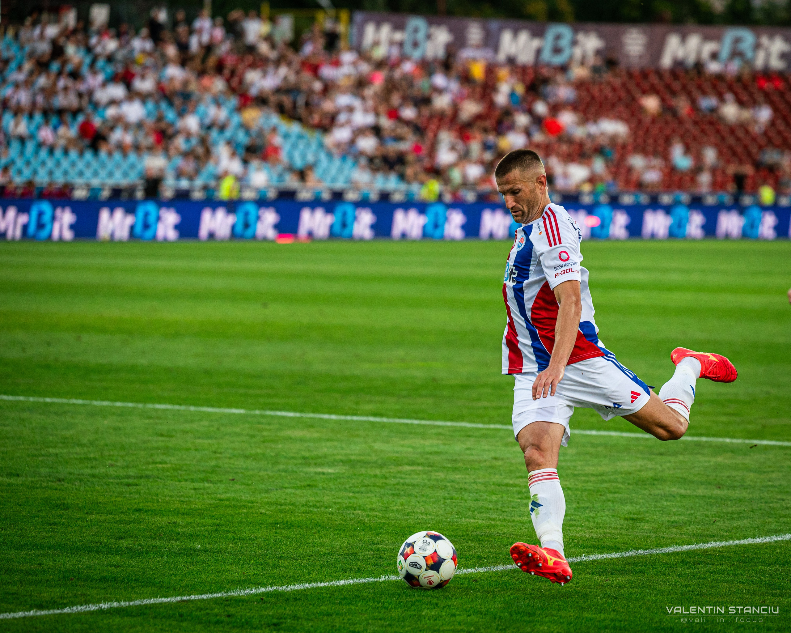 Otelul Galati — CFR Cluj. Fotograf de Sport, Portret, Produs, Corporate, Cultural și Evenimente în Galați | Valentin Stanciu