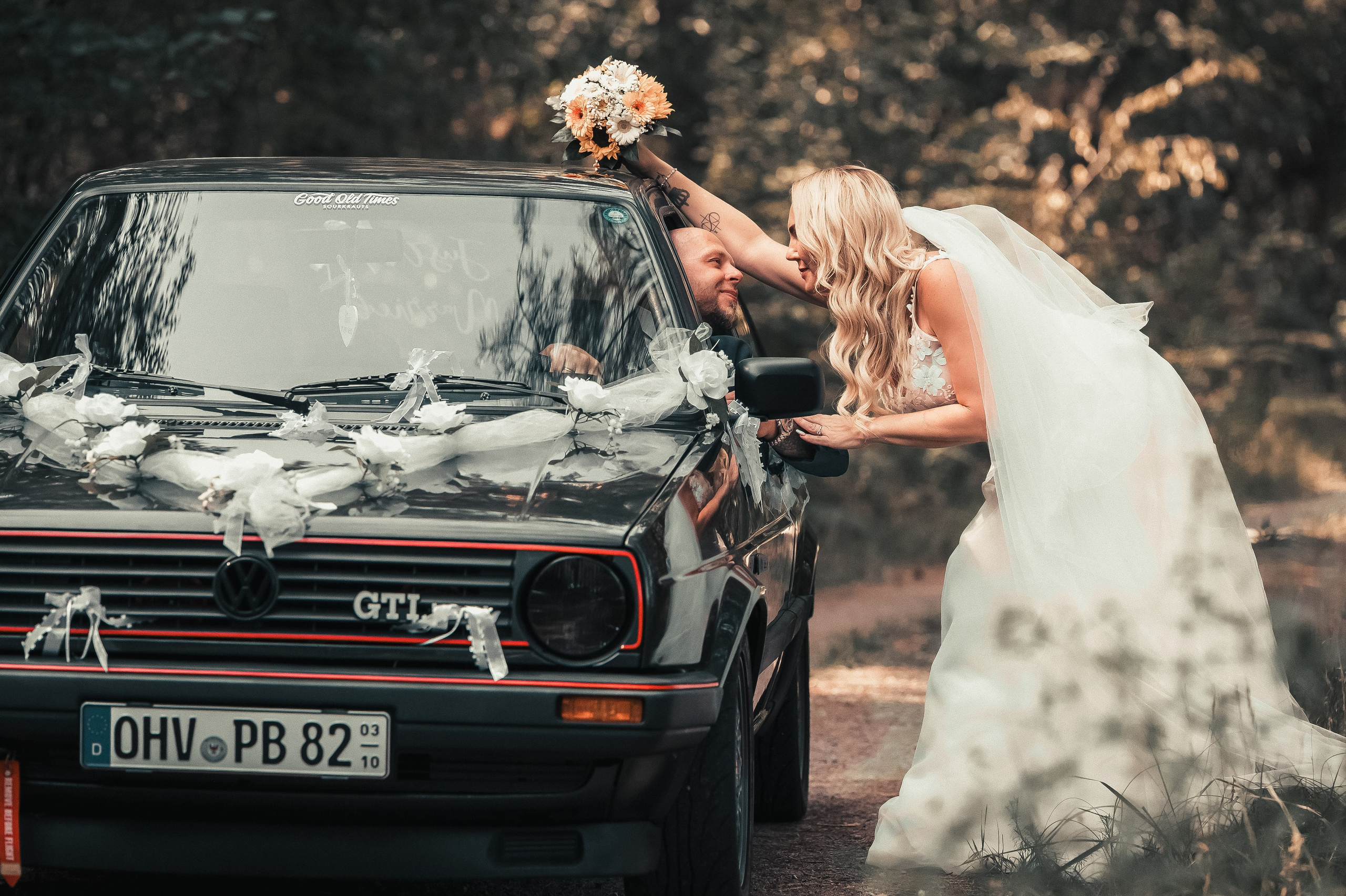 Hochzeitsfotograf Berlin, After Wedding Shooting Berlin, emotionale Hochzeitsfotos Berlin, Romantische Hochzeitsfotos mit Auto nach der Trauung in Berlin