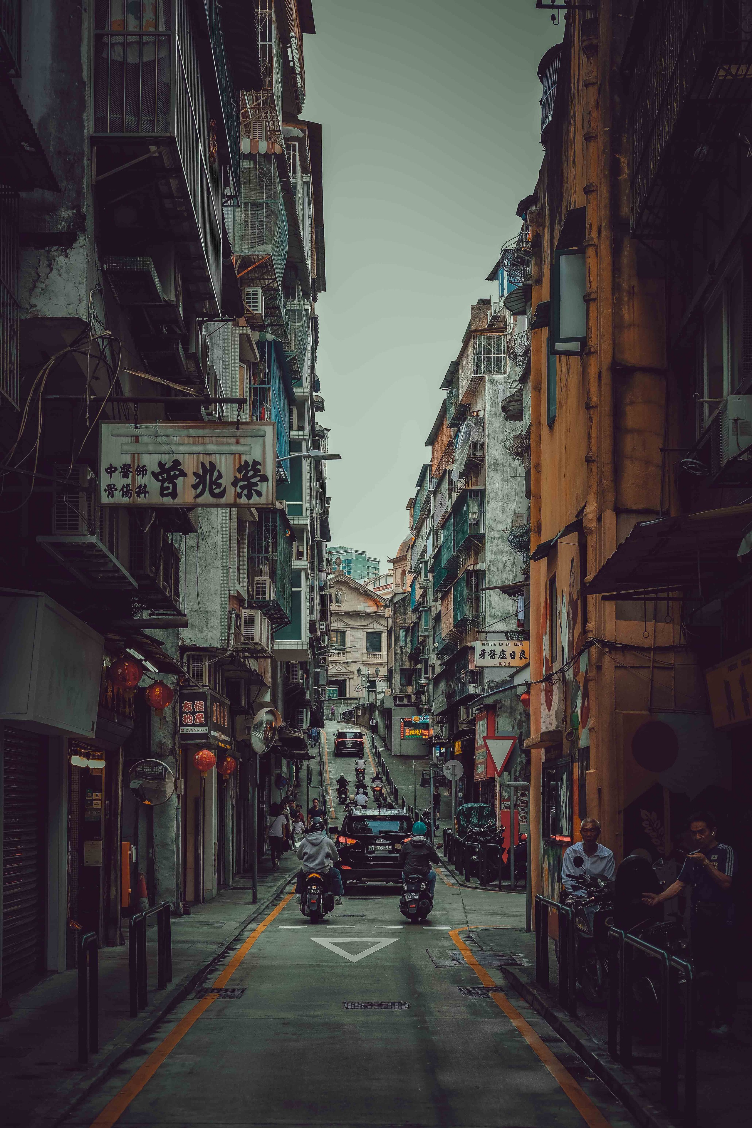 Macau's Lively Street Amidst Historic Buildings | 澳门街头摄影