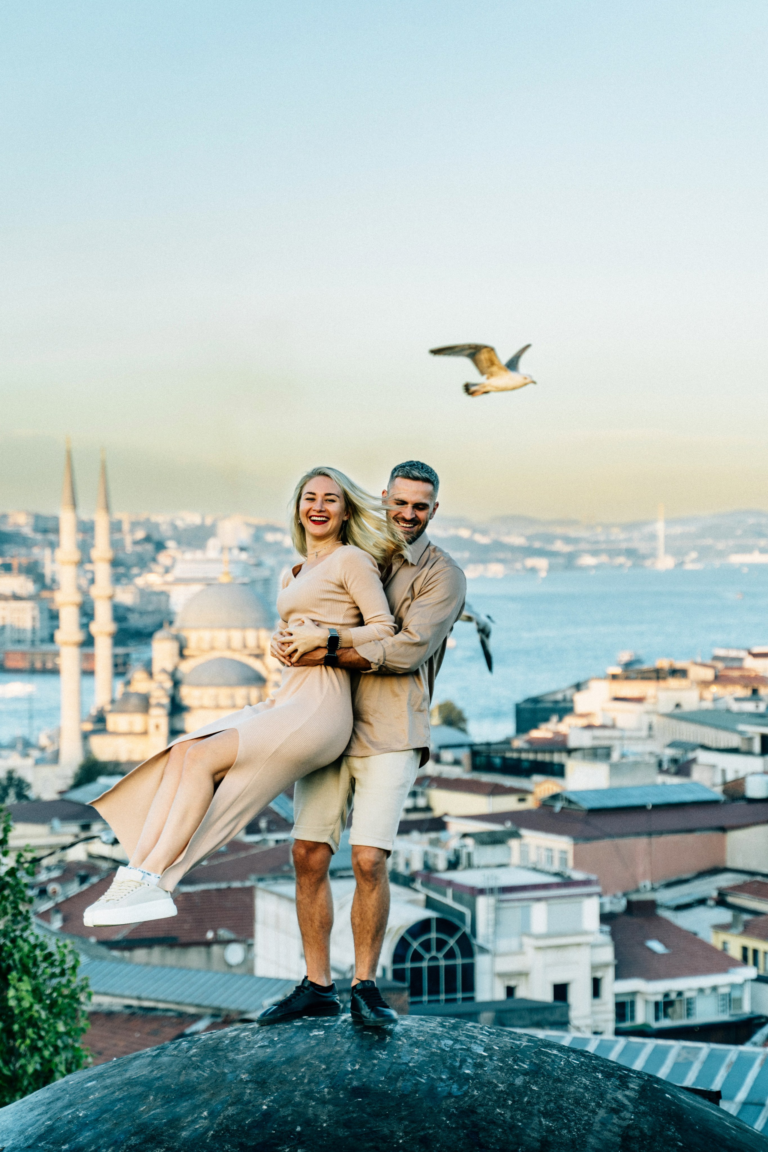 جلسة تصوير قصة حب على السطح مع طيور النورس في اسطنبول