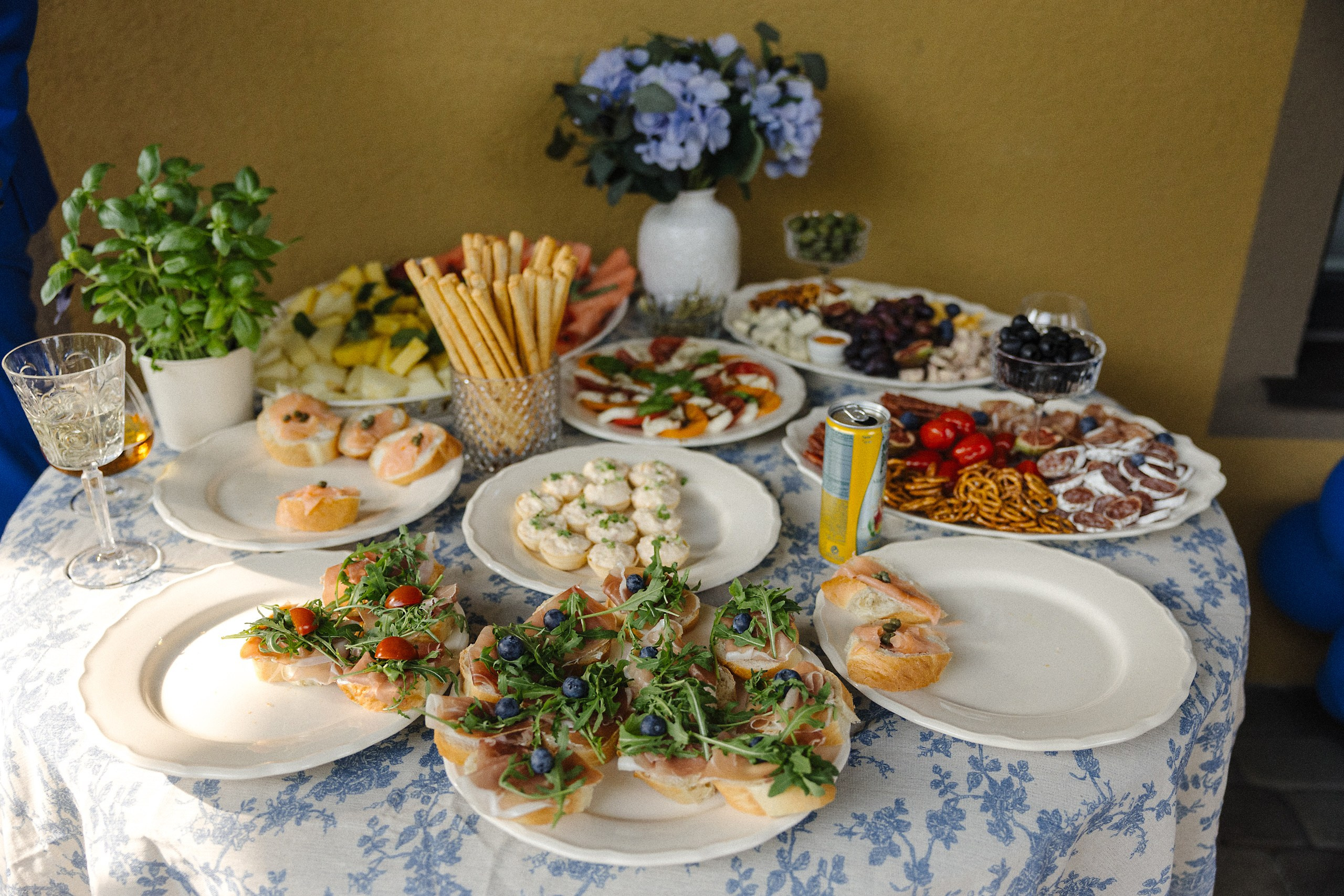 Летний день рождения в итальянском стиле — атмосферная съёмка праздника. Евгений Тимофеев | Свадебный и контент-фотограф и видеограф в Риге