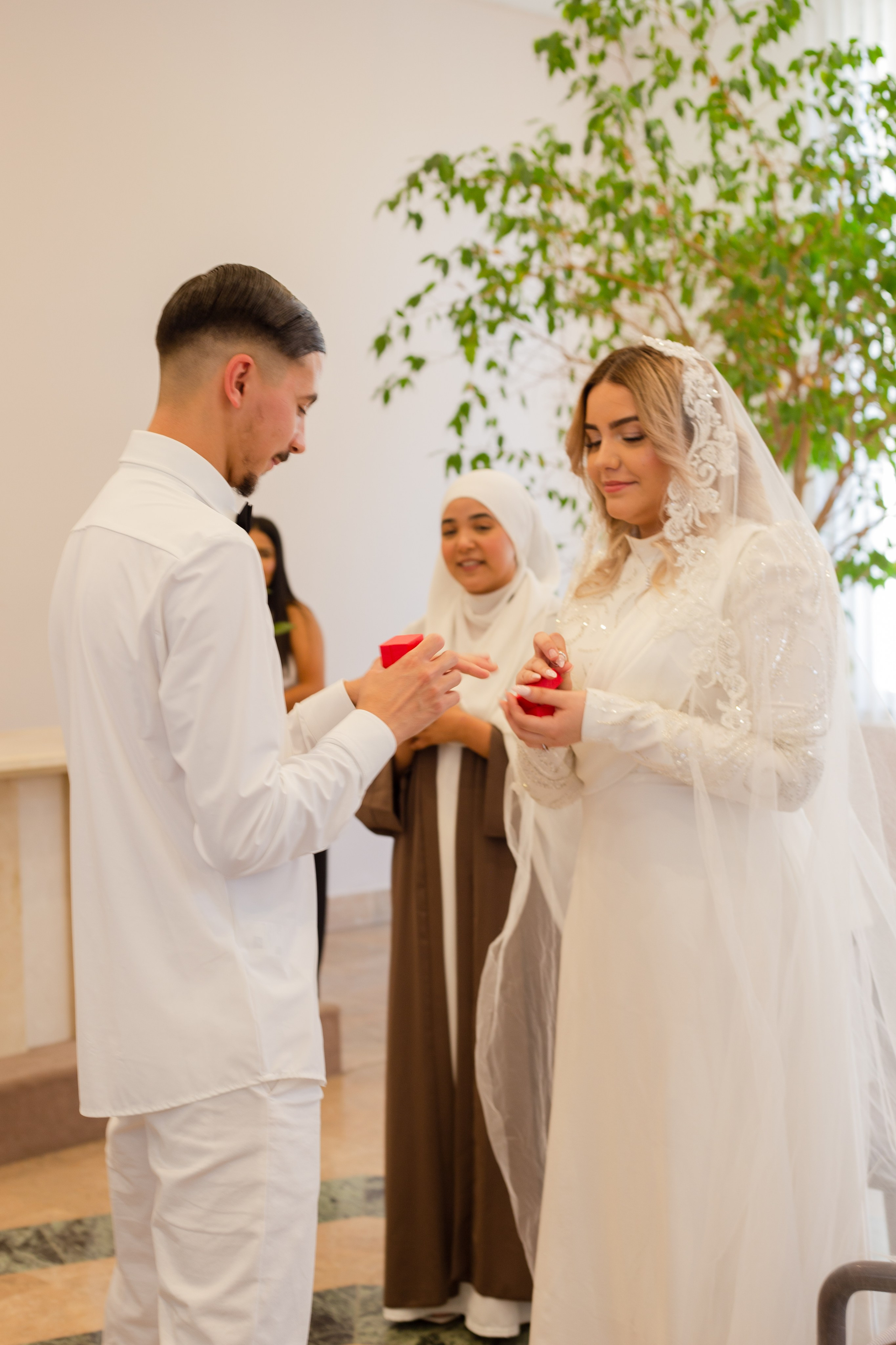 Yassine et Sahra. Studio photo « Partage ton bonheur » – Photographe famille près de Châtellerault, Poitiers et Tours