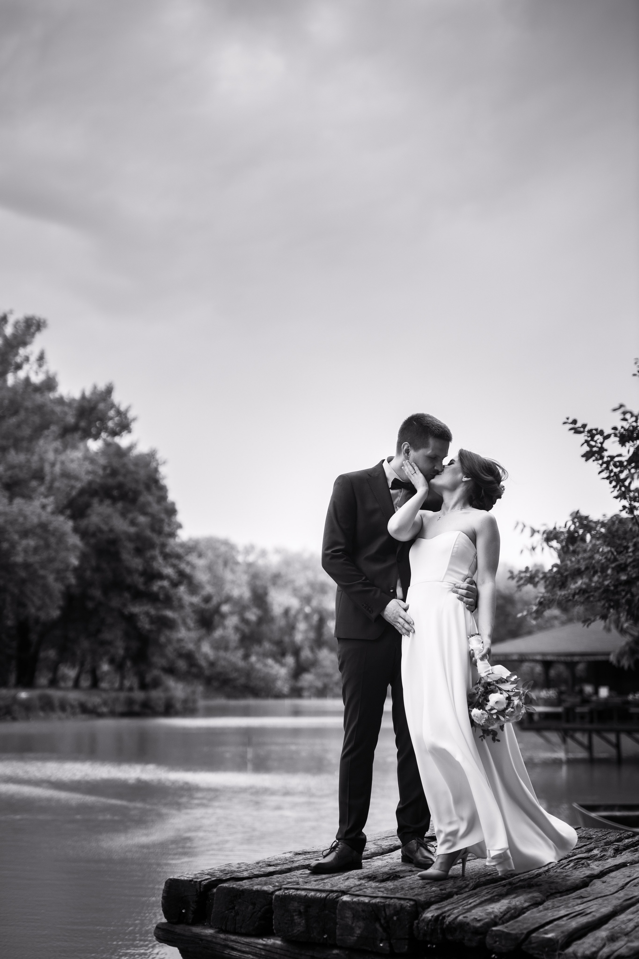 mlada ljubi mladozenju na doku, cen bela fotografija