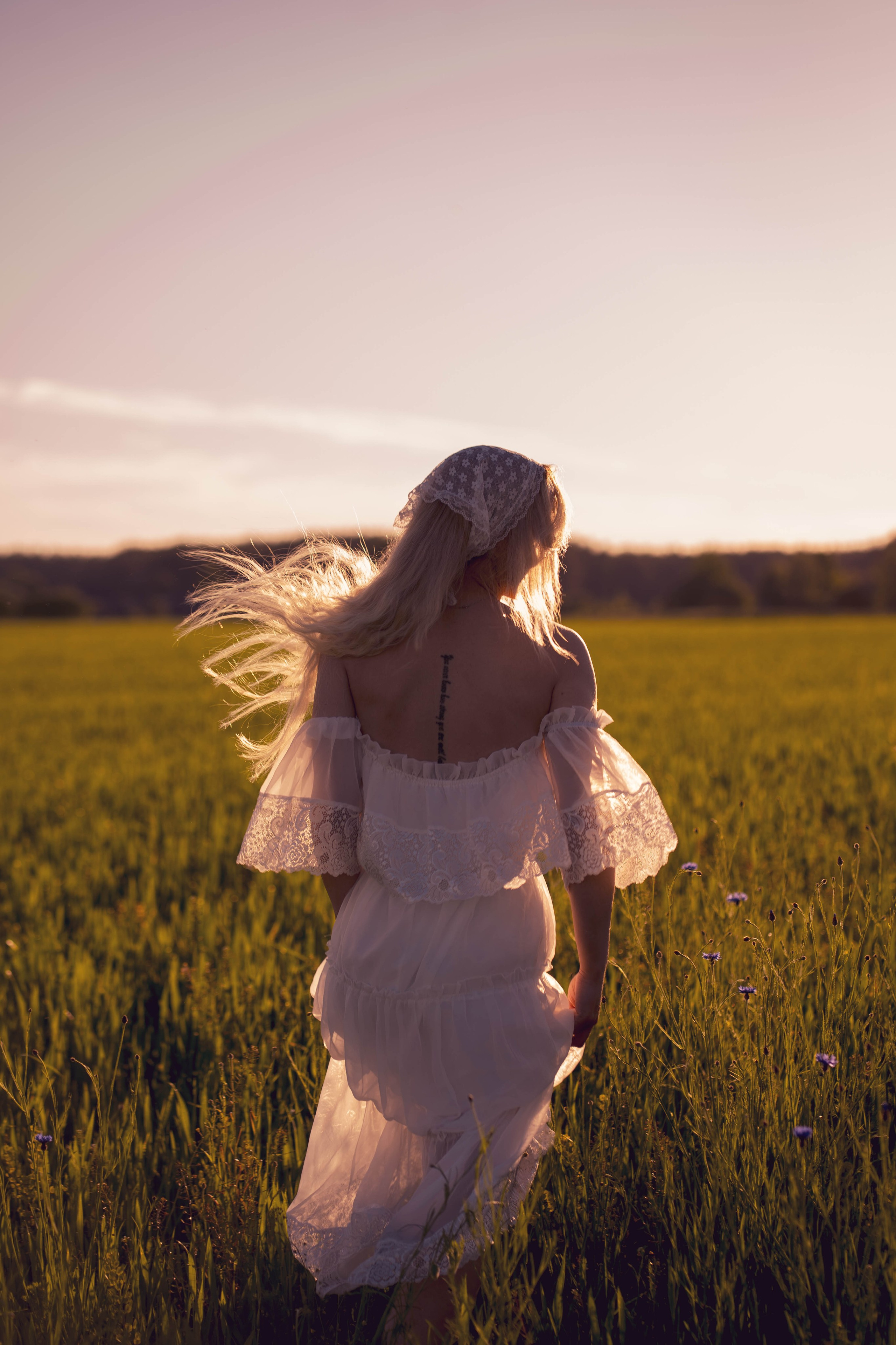 Rapsų laukai su Egle. Fotografija — Olga Bojarin