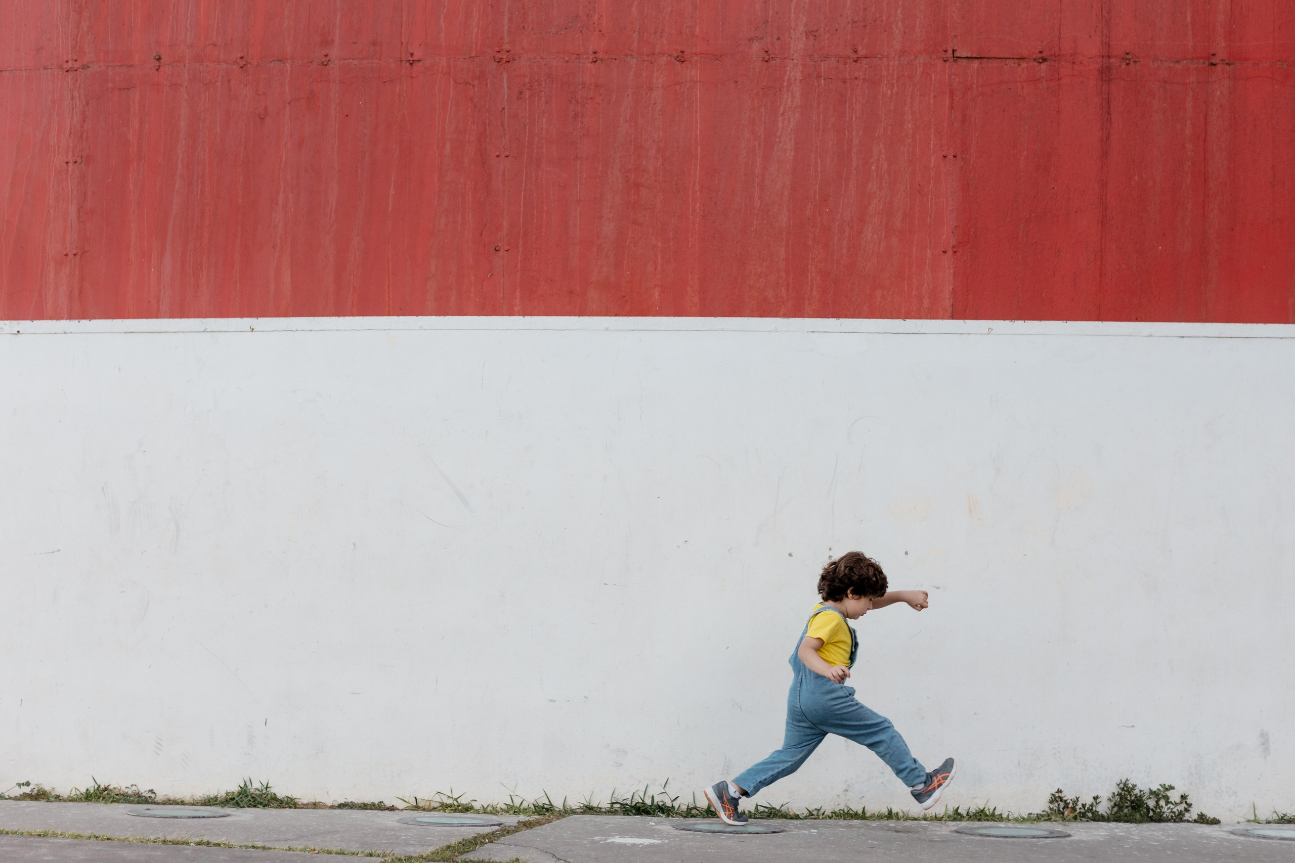 Menino brincando de correr em ensaio infantil