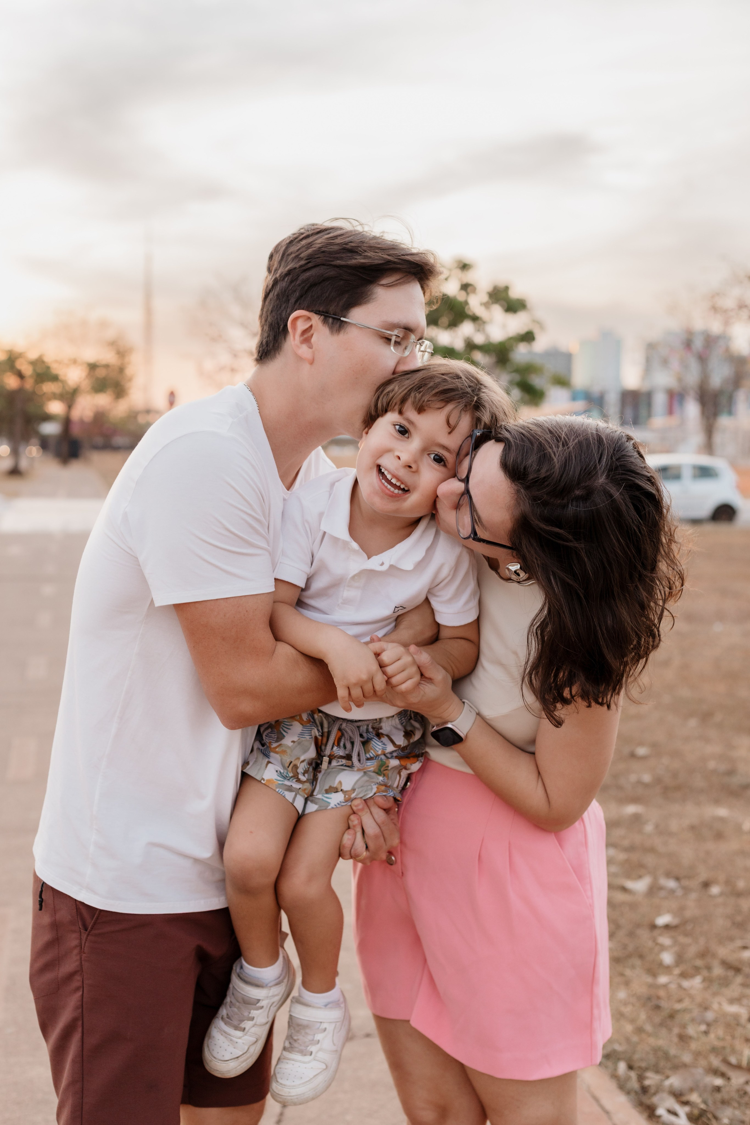 Ensaio Família na Catedral de Brasília | Fotografia Afetiva em Brasília. Ize Fotografia — Ensaios e Festas de Família em Recife e Brasília