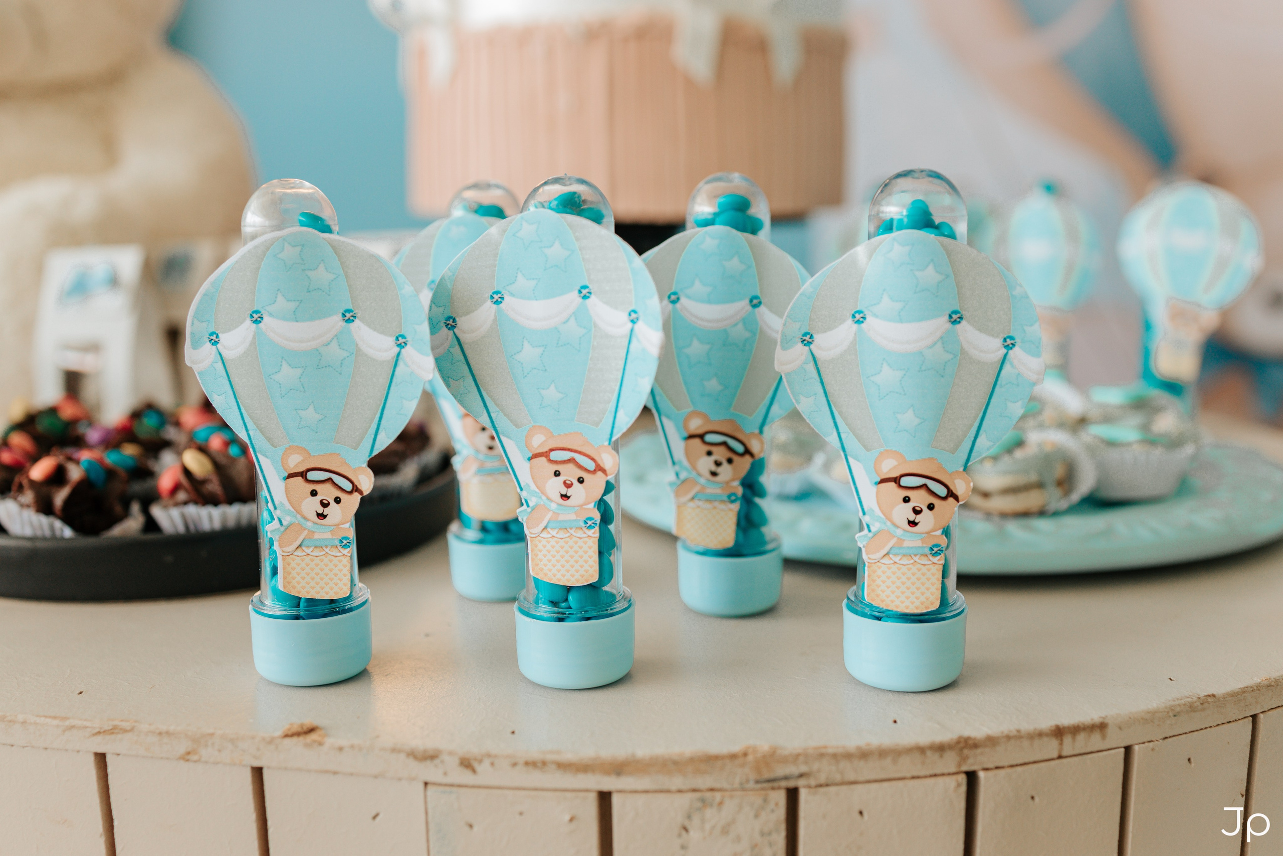 Visão geral da mesa decorada com doces e pelúcia no chá de bebê em Barra Bonita.