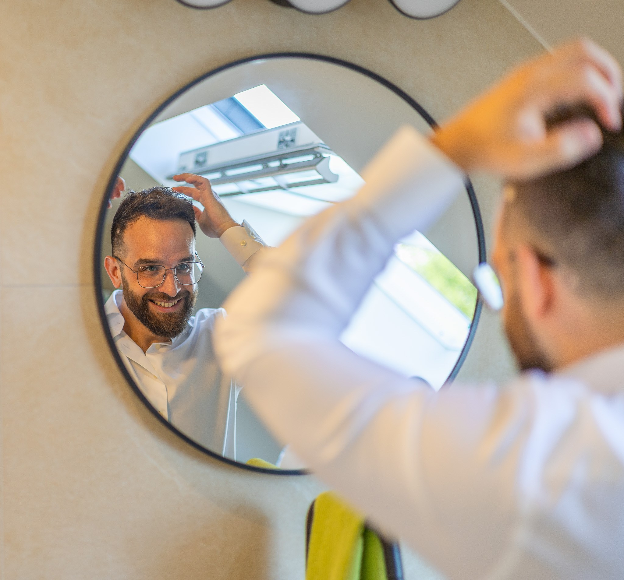 Bruidegom Johan tijdens de voorbereidingen van de trouwdag - Kapture Fotografie