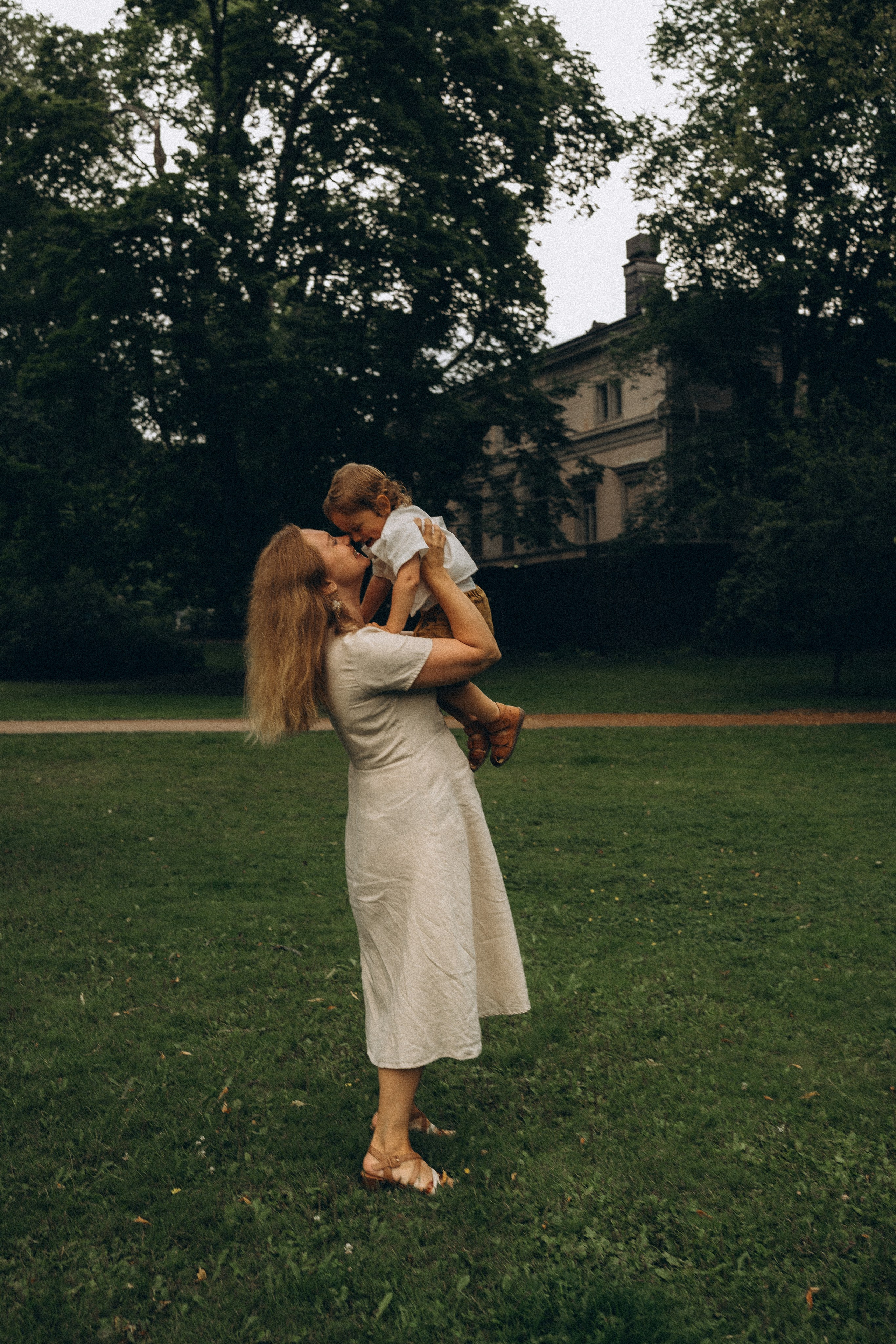 Kaivopuisto. Wedding and potrait photographer in Helsinki Vickan O