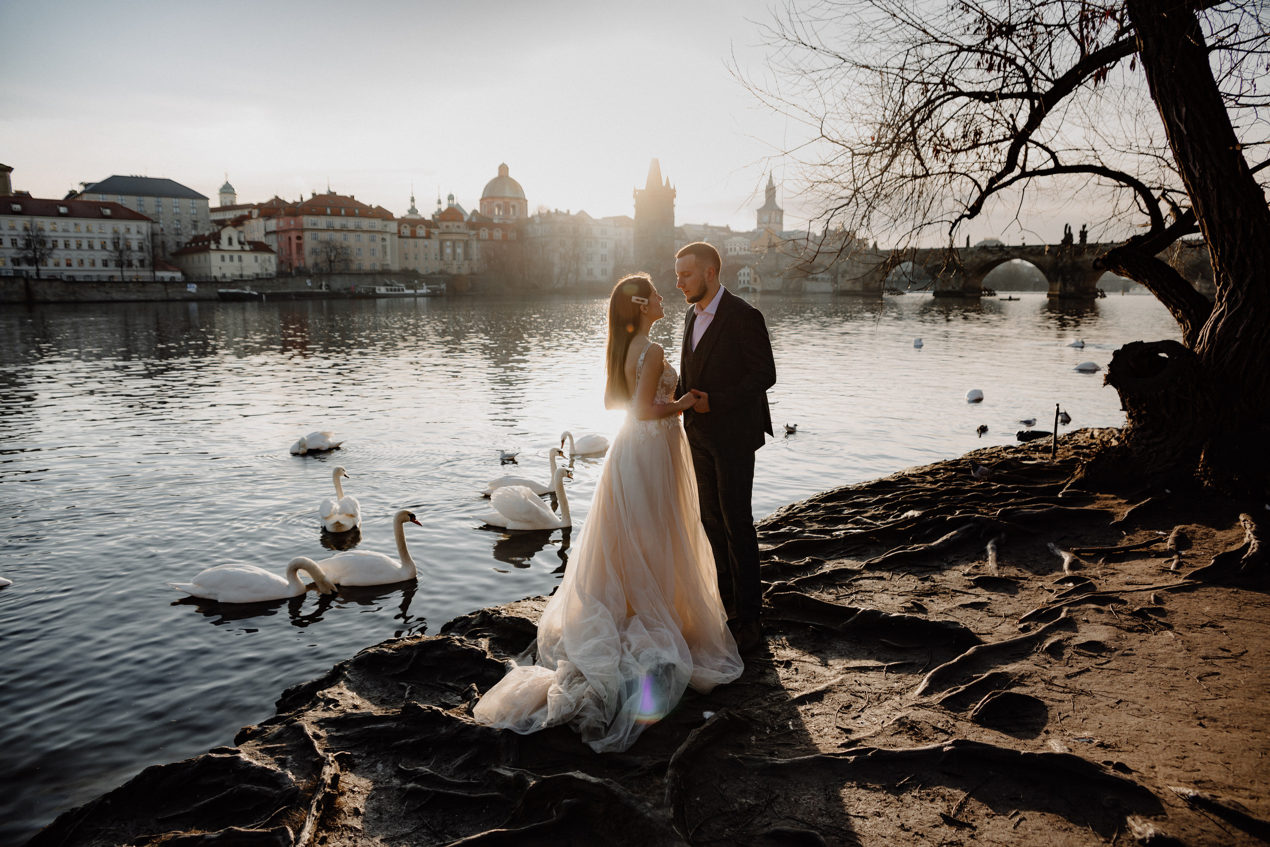 Christmas elopement of a couple in Prague. Wedding and portrait photographer in Poland Vitali Frozen