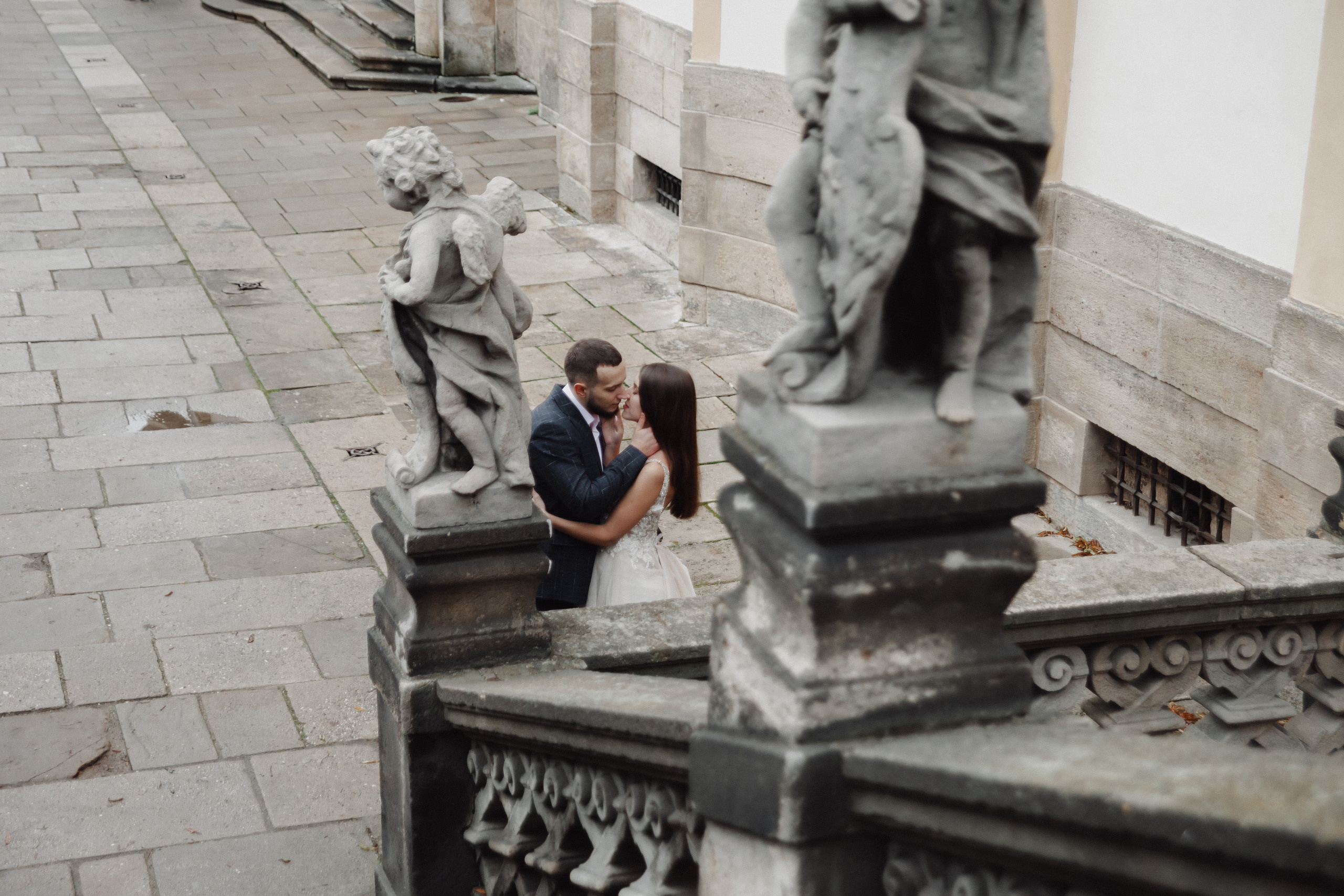 Christmas elopement of a couple in Prague. Wedding and portrait photographer in Poland Vitali Frozen