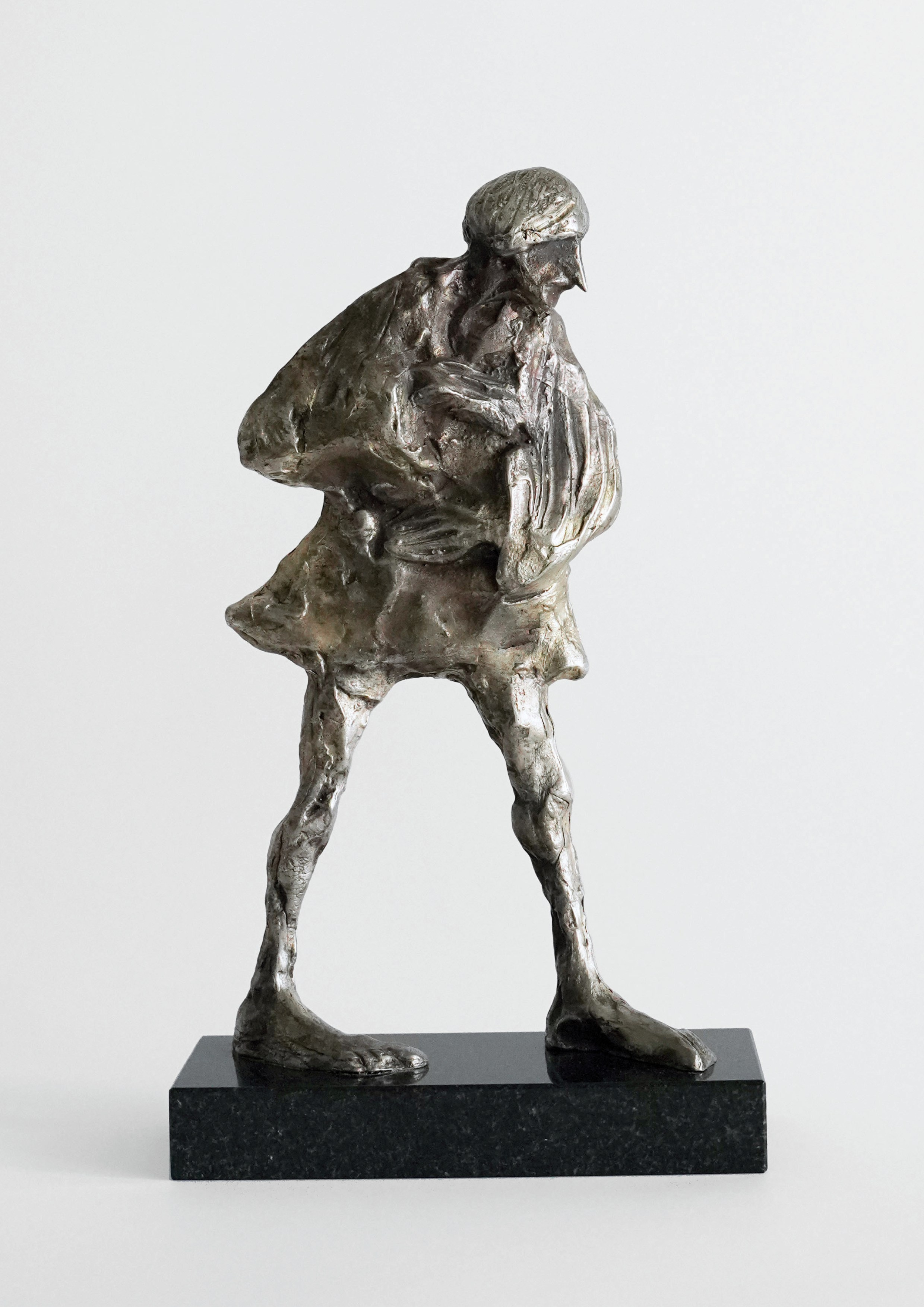 Гоголь идущий. 2002. Бронза, серебрение, долерит