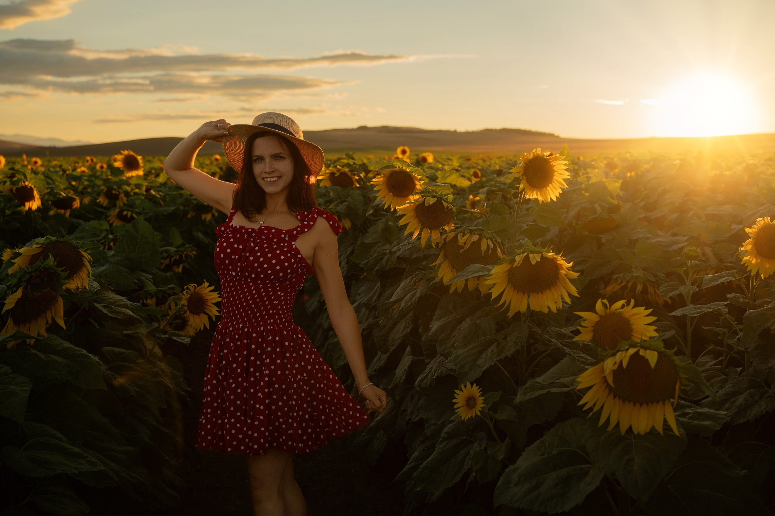 Marbella photographer captures young beautiful woman in sunflower field at sunset