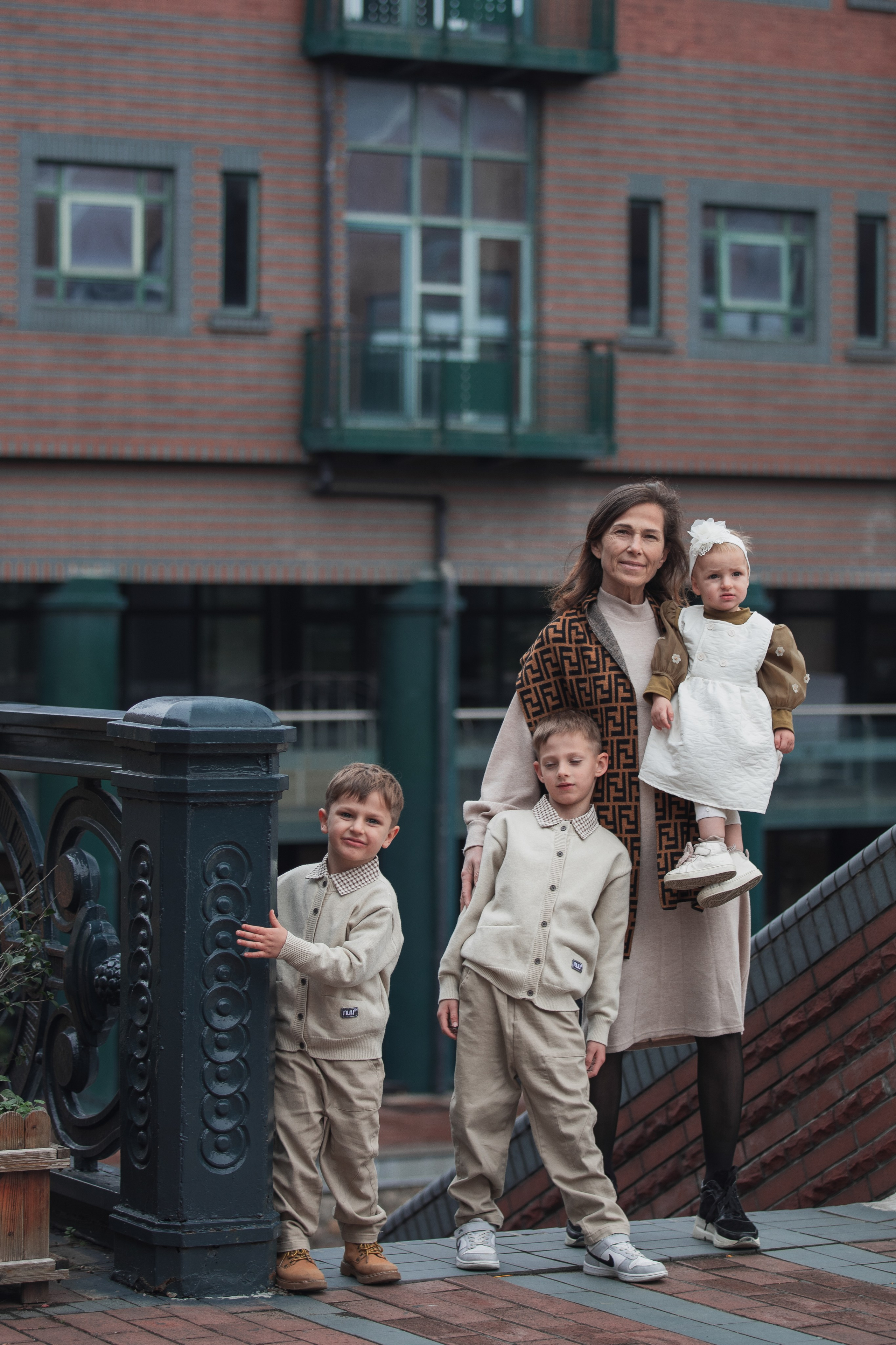 Family photoshoot in Temsa town, Shanghai. Photographer in Shanghai — Lola Pidluskaya