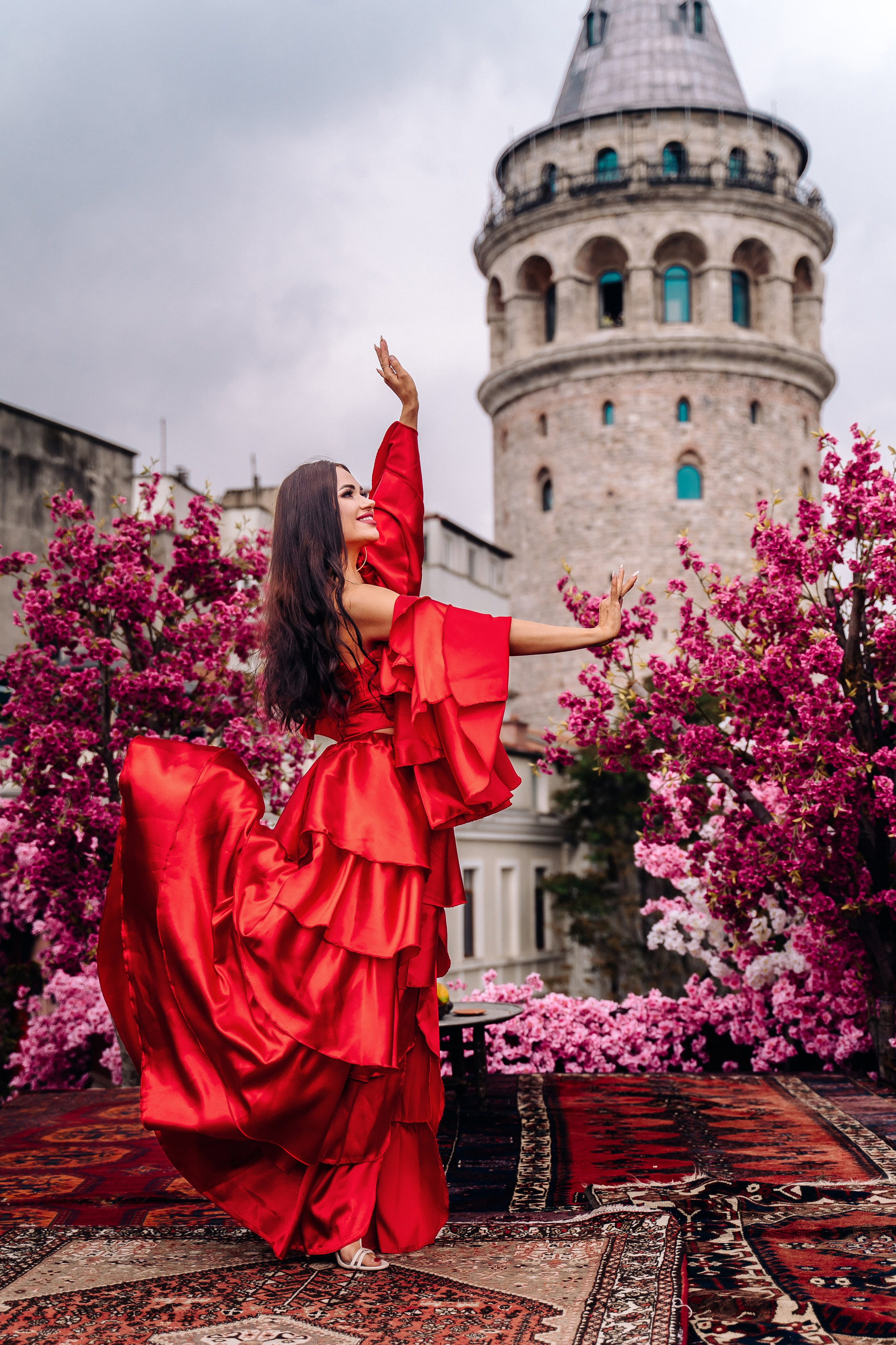 Фотосессии в дизайнерских нарядах в Стамбуле. Wedding, family and lifestyle photographer Anatoly. Photo sessions on rooftops with seagulls. Istanbul