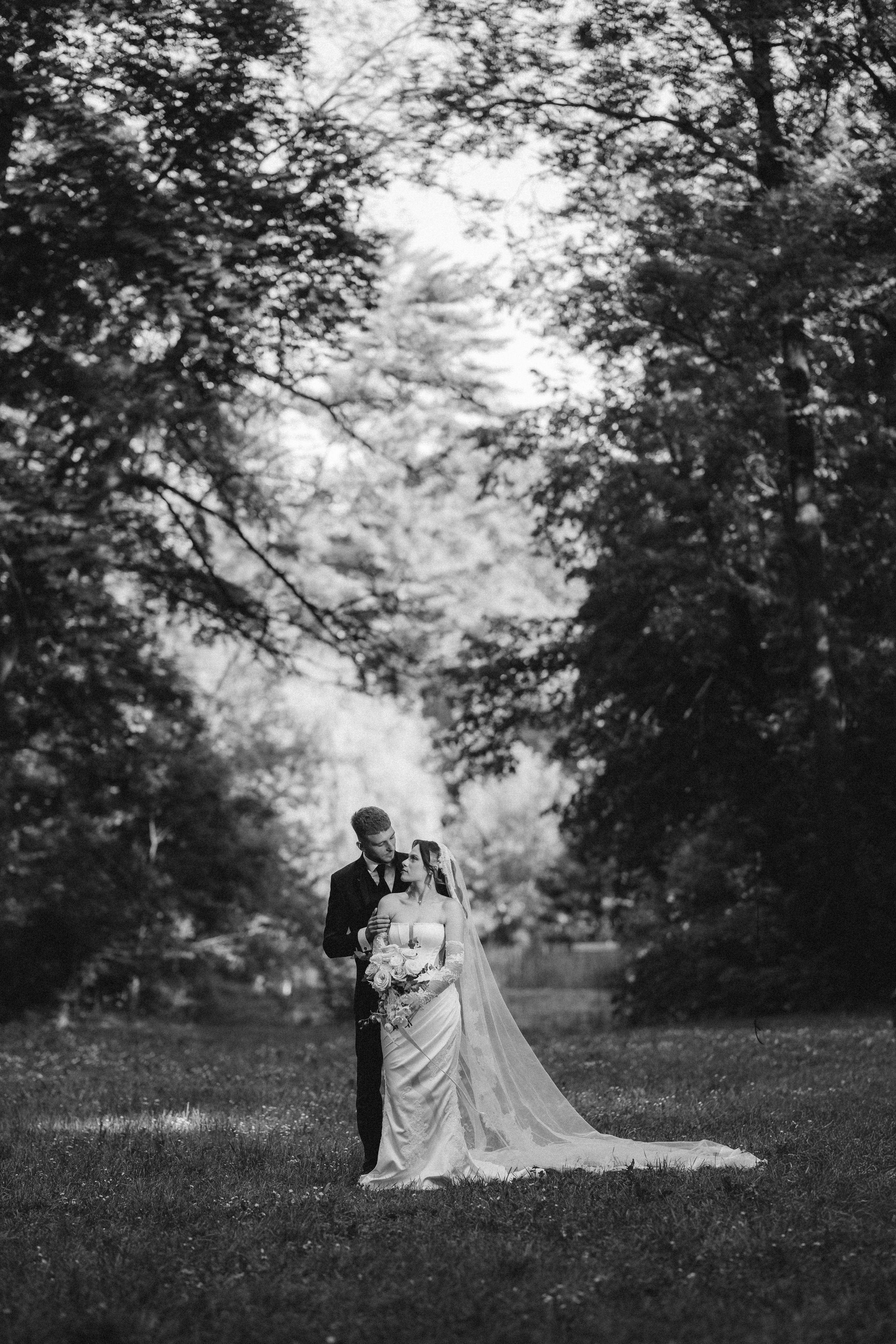 Portret romantic cu mirii pe scările de la Castelul Ghika