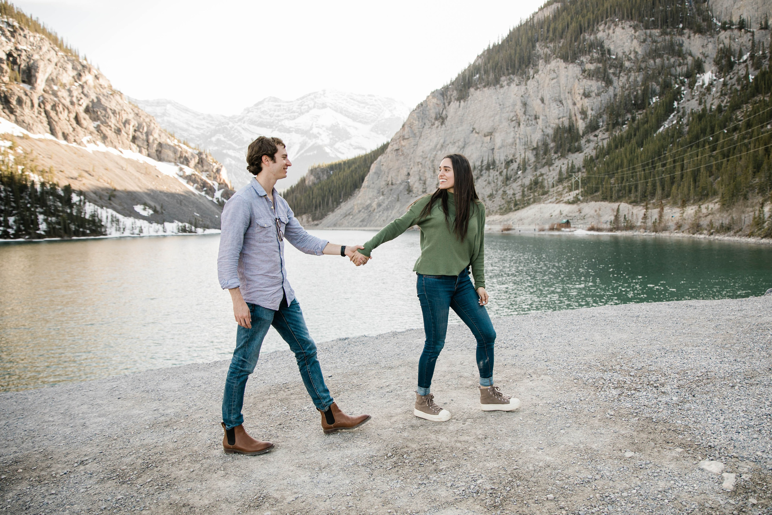 Mabel — Canmore Engagement. Fotografía accesible en Calgary