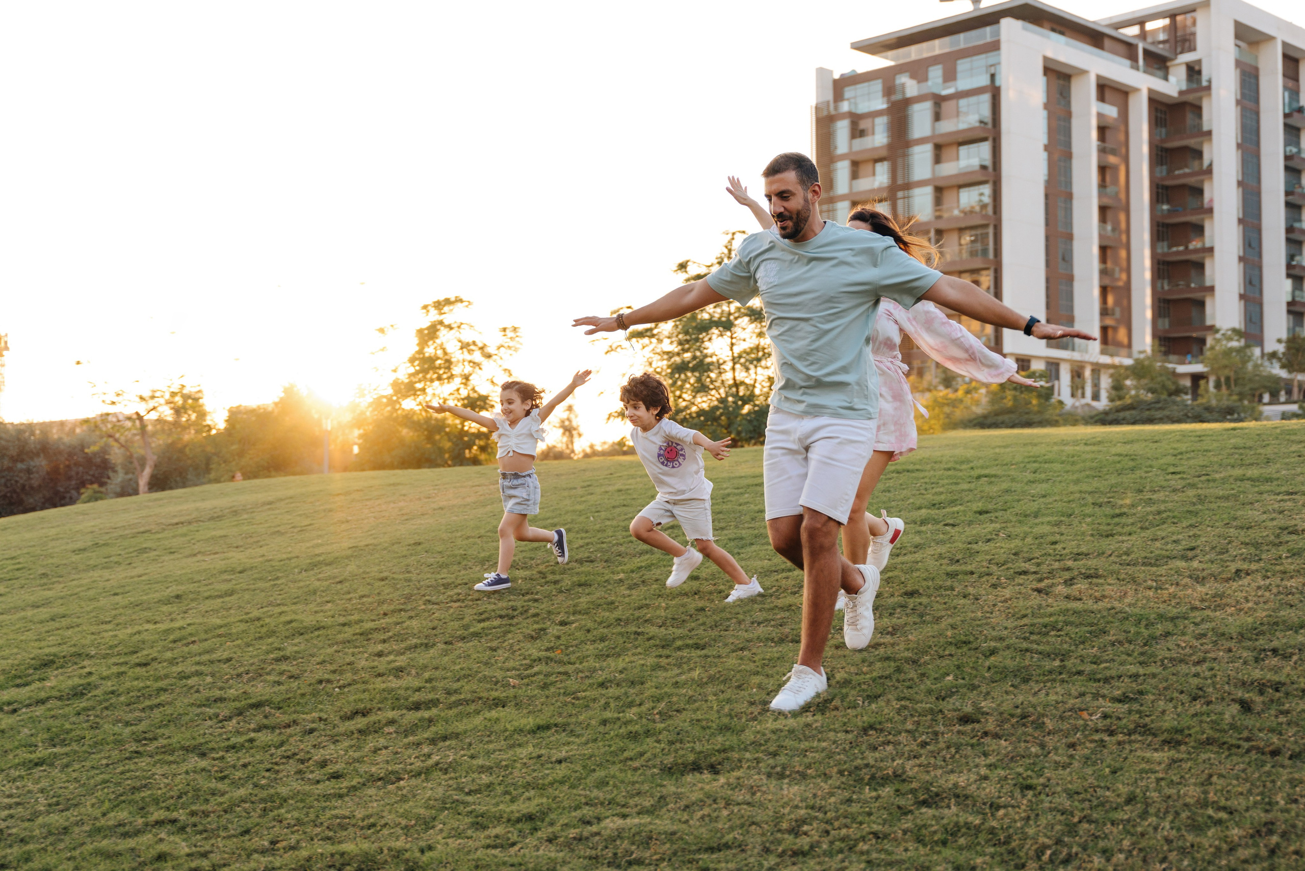 Family fun and play in the park. Angela Iakovleva — Family Photographer in Dubai