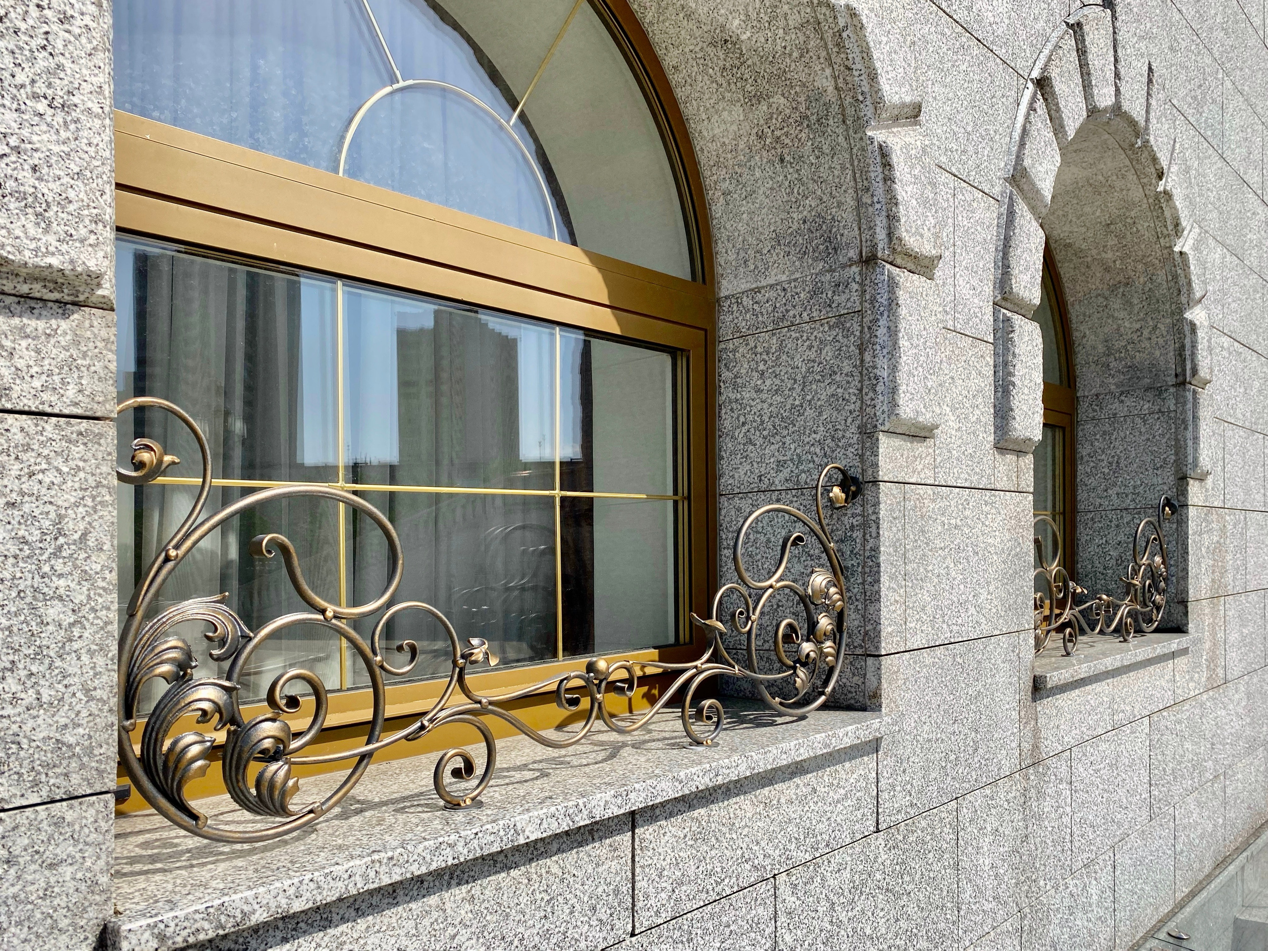 Цветочницы Храма-памятника в честь Всех Святых и в память о жертвах, спасению Отечества нашего послуживших в городе Минске Минской Епархии Белорусской Православной Церкви. 2018 - 2020 г. Сталь, лазерная резка, художественная ковка, сварка.