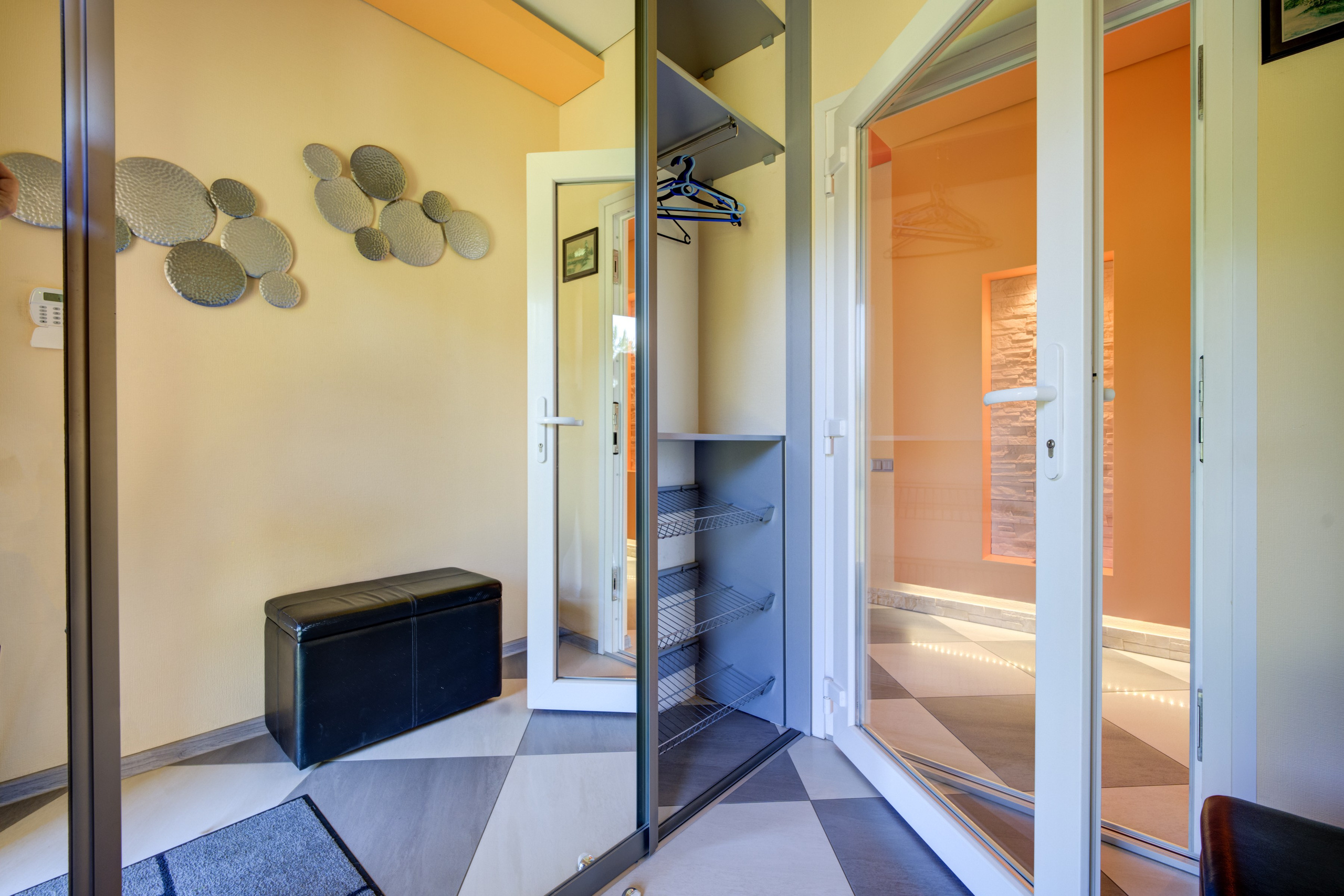 Žudiškių k. Ežero g. 70, Rešes sen. Elina Sapiega fotografė Vilniuje