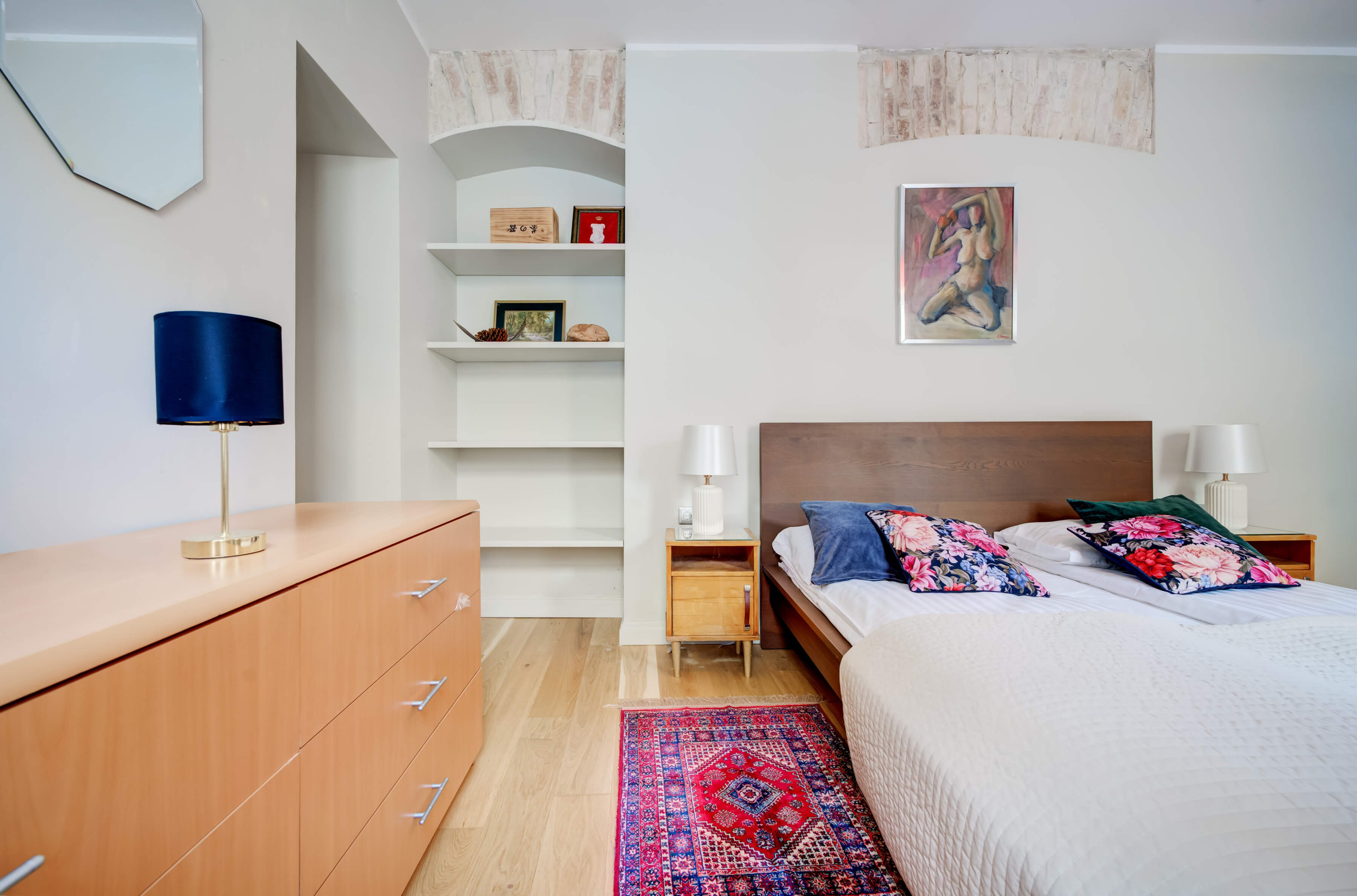 Miegamasis su aukštomis lubomis ir istoriniu žavesiu — miegui lyg „karalienė mirė, bet neatsikėlė“