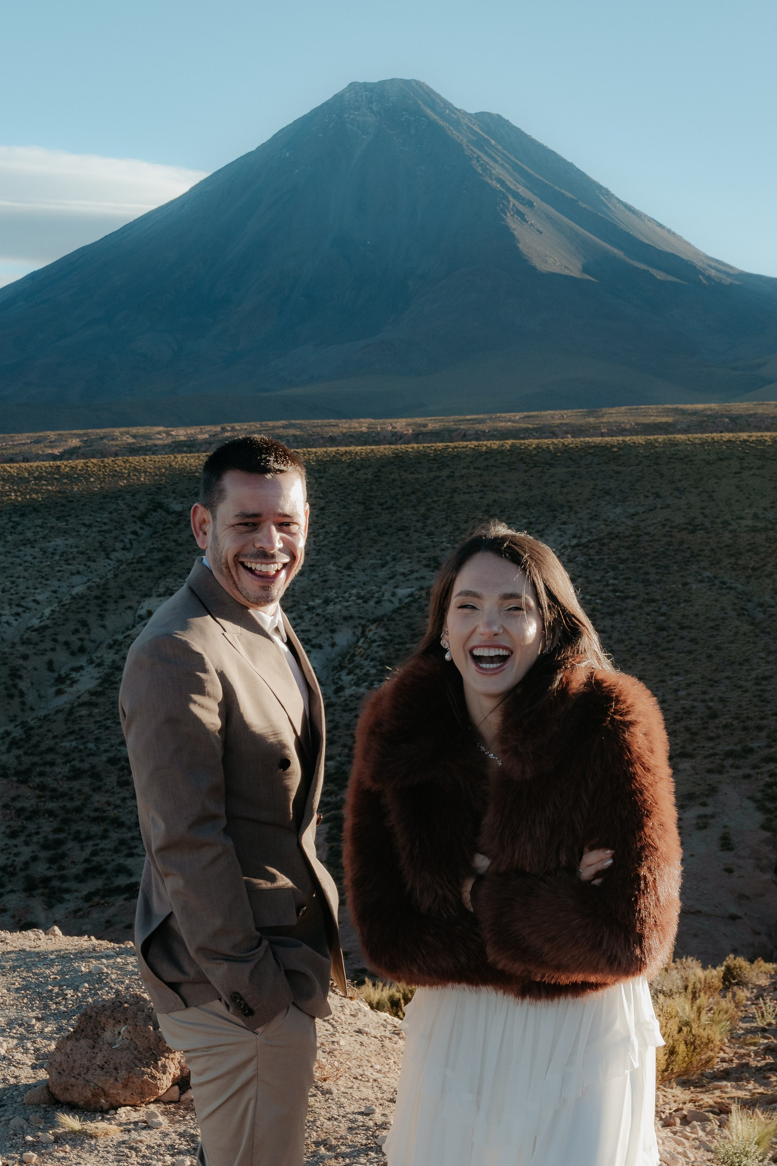 Pre-wedding no mirante do vulcão Licancabur. Photographer in San Pedro de Atacama