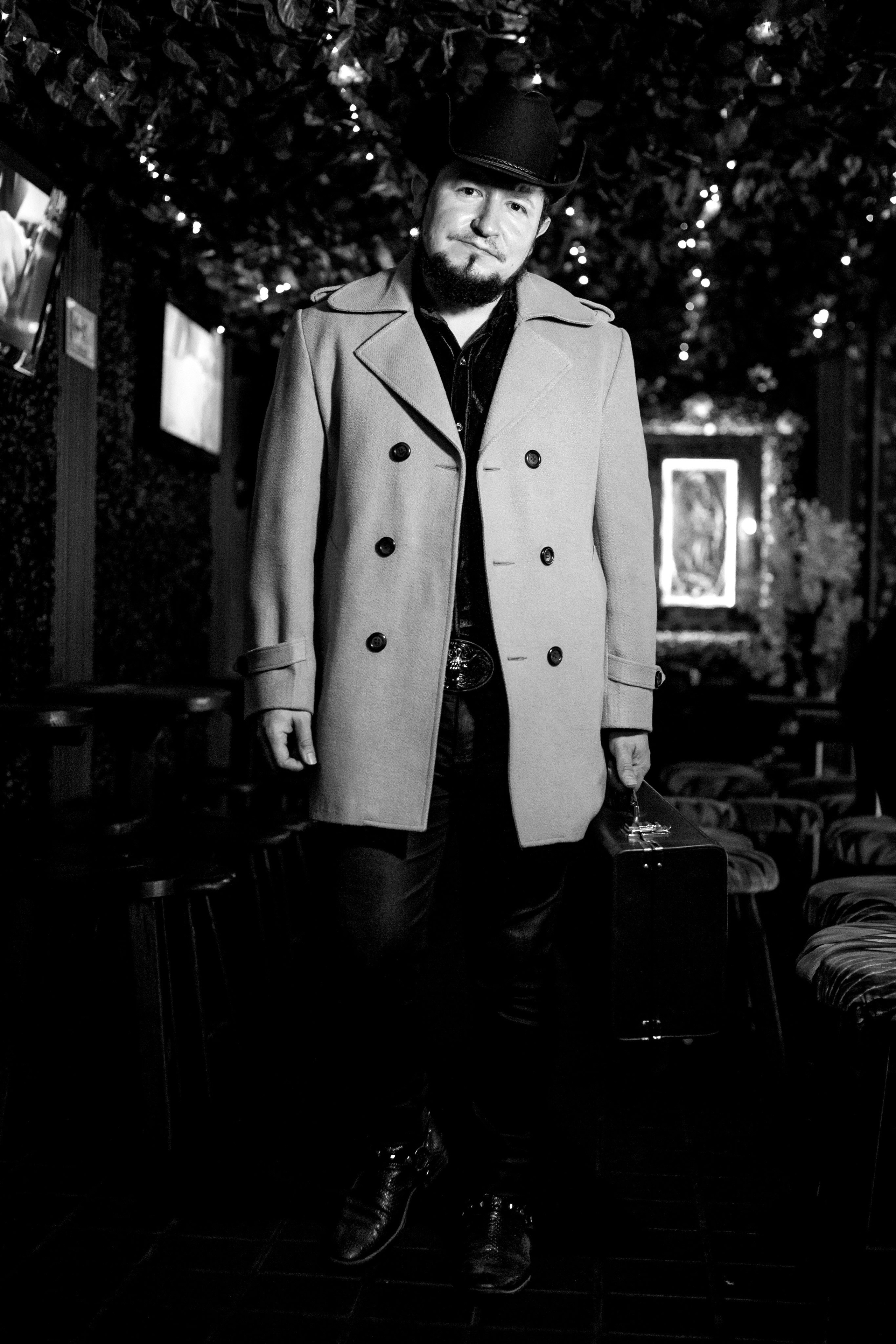 Fotógrafo de retratos fotógrafo de estilo de vida fotografía de locación fotografía de estudio sesión de fotos marca personal. Fotografía profesional para su evento en Caldas por SERFOTOGRAFÍA