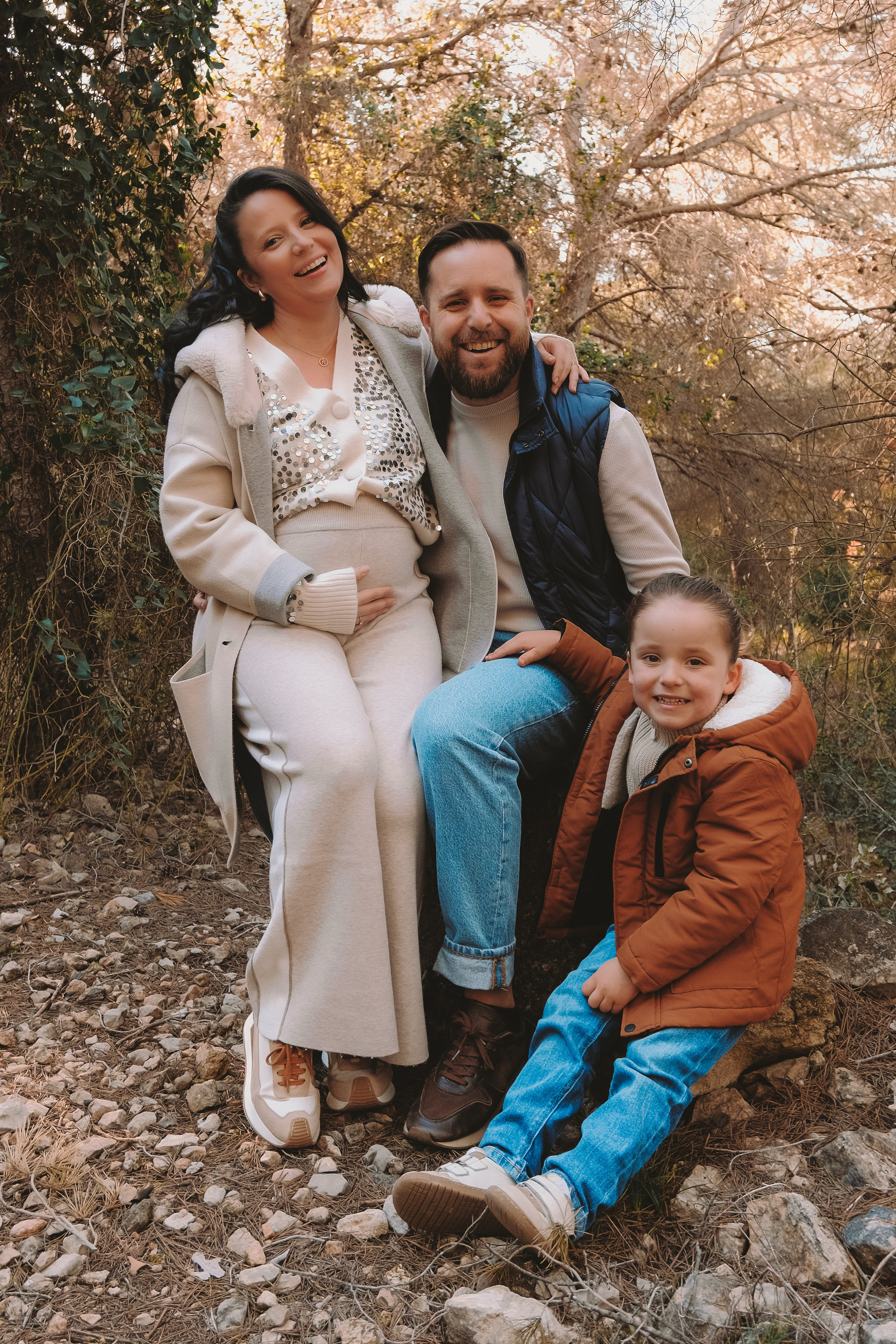 Sesión familiar embarazo. Fotografía profesional en Calafell - Elena Medvedeva