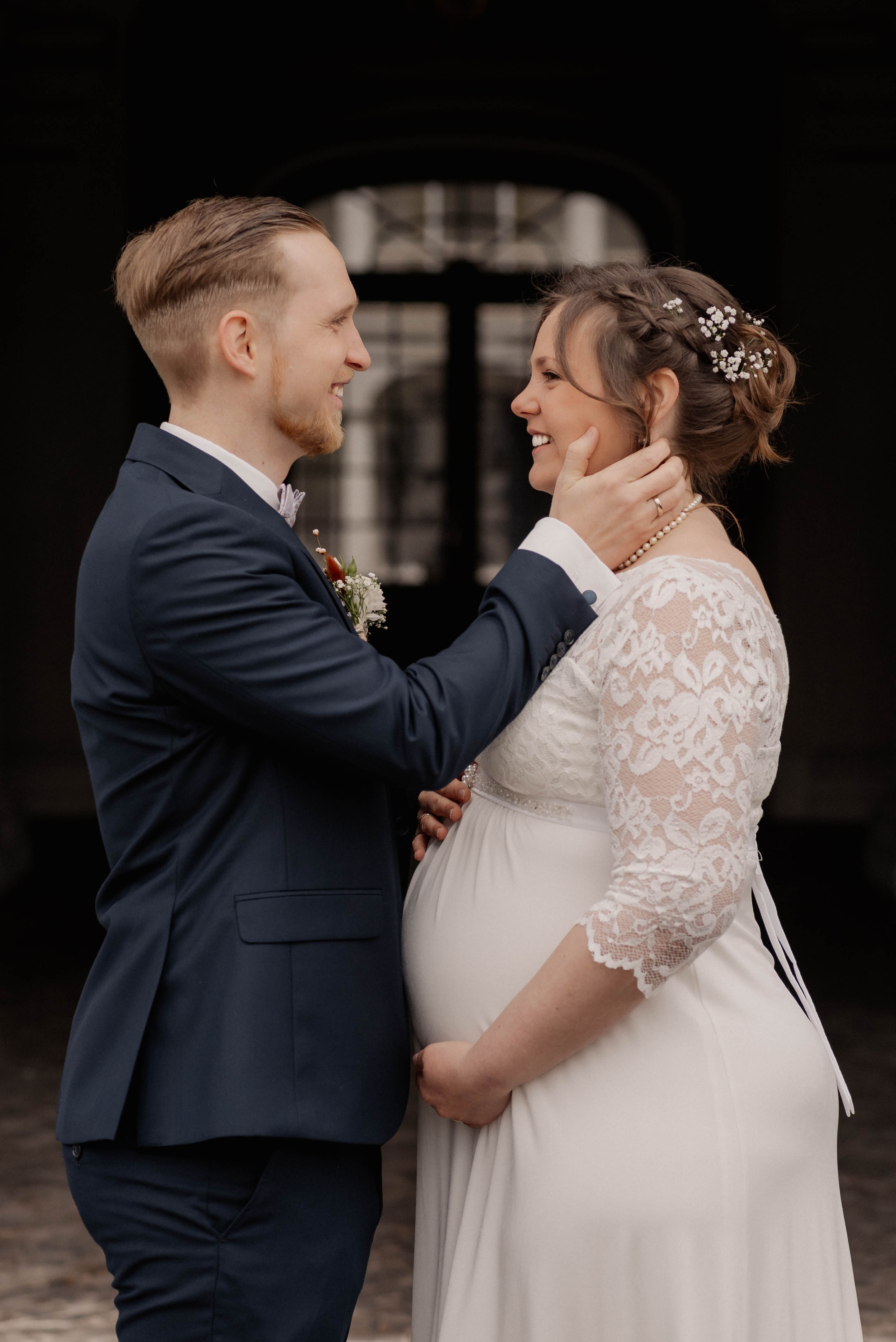 Der Bräutigam streichelt die Gesicht der Braut bei der Hochzeit in Ansbach
