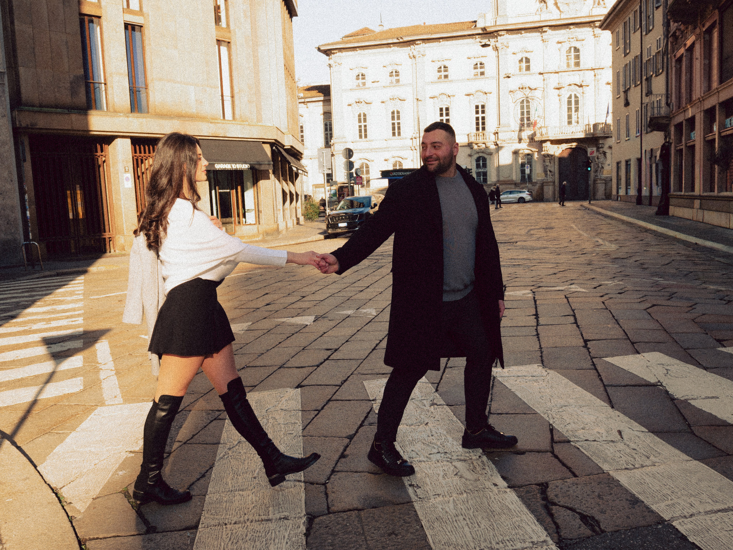 Coppia sorridente e rilassata durante un servizio fotografico romantico a Milano, connessione autentica e naturale. servizio fotografico coppia Milano, coppia innamorata Italia, fotografia naturale di coppia, coppia in movimento Milano, servizio fotografico spontaneo Milano, amore e viaggio Italia, servizio fotografico di coppia Milano, fotografia love story Milano, coppia romantica Italia, ritratto di coppia Milano, primo piano coppia innamorata, fotografia emozionale Milano,