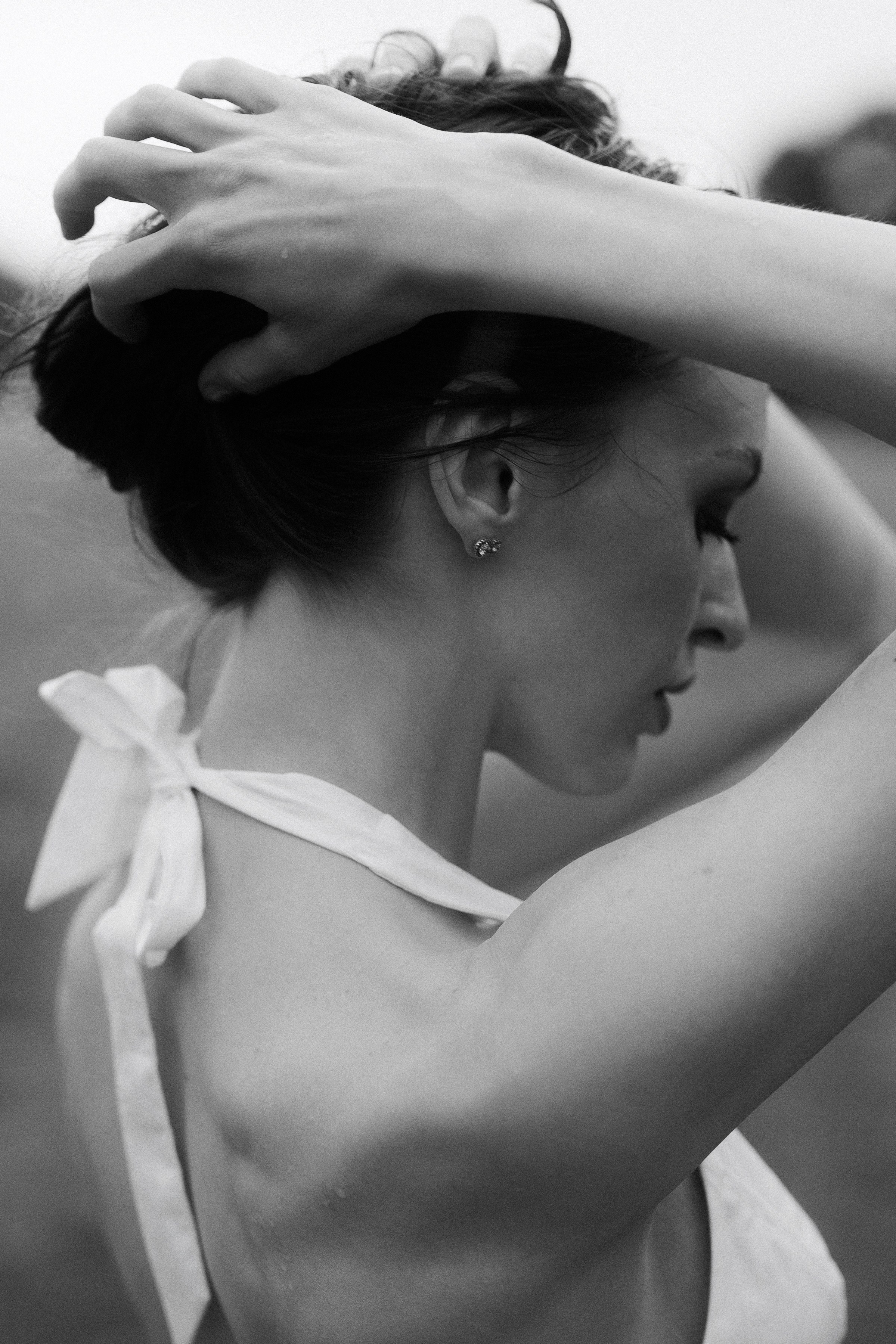 Between Rain and Light — Black & White Portrait Session in Leipzig. Кристина Кожельцова — чёрно-белая портретная фотография в Лейпциге. Германия