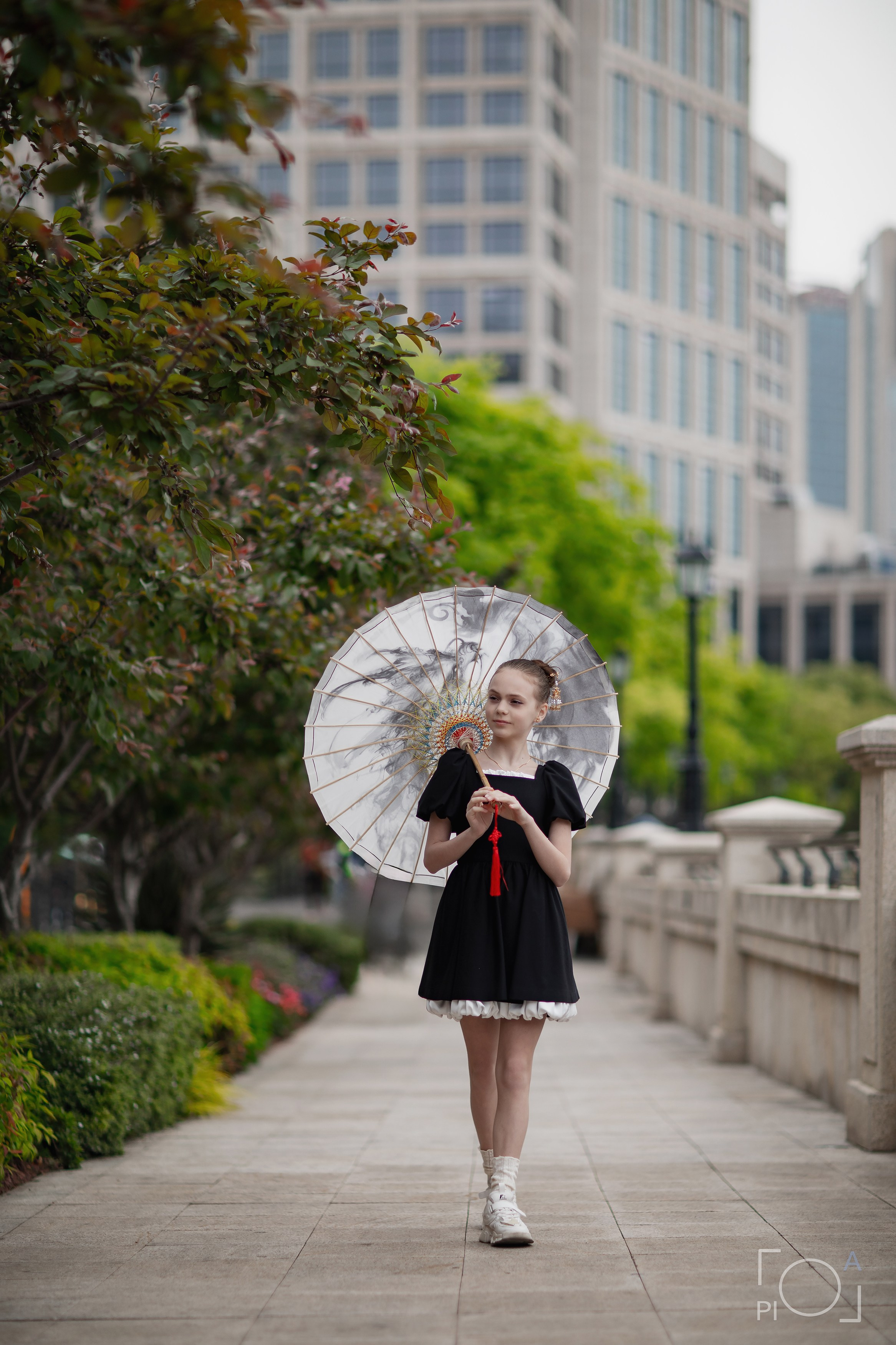 Фотосессия в Шанхае для девочки 11 лет, в черном платье. Девочка с китайским белым папирусным зонтиком