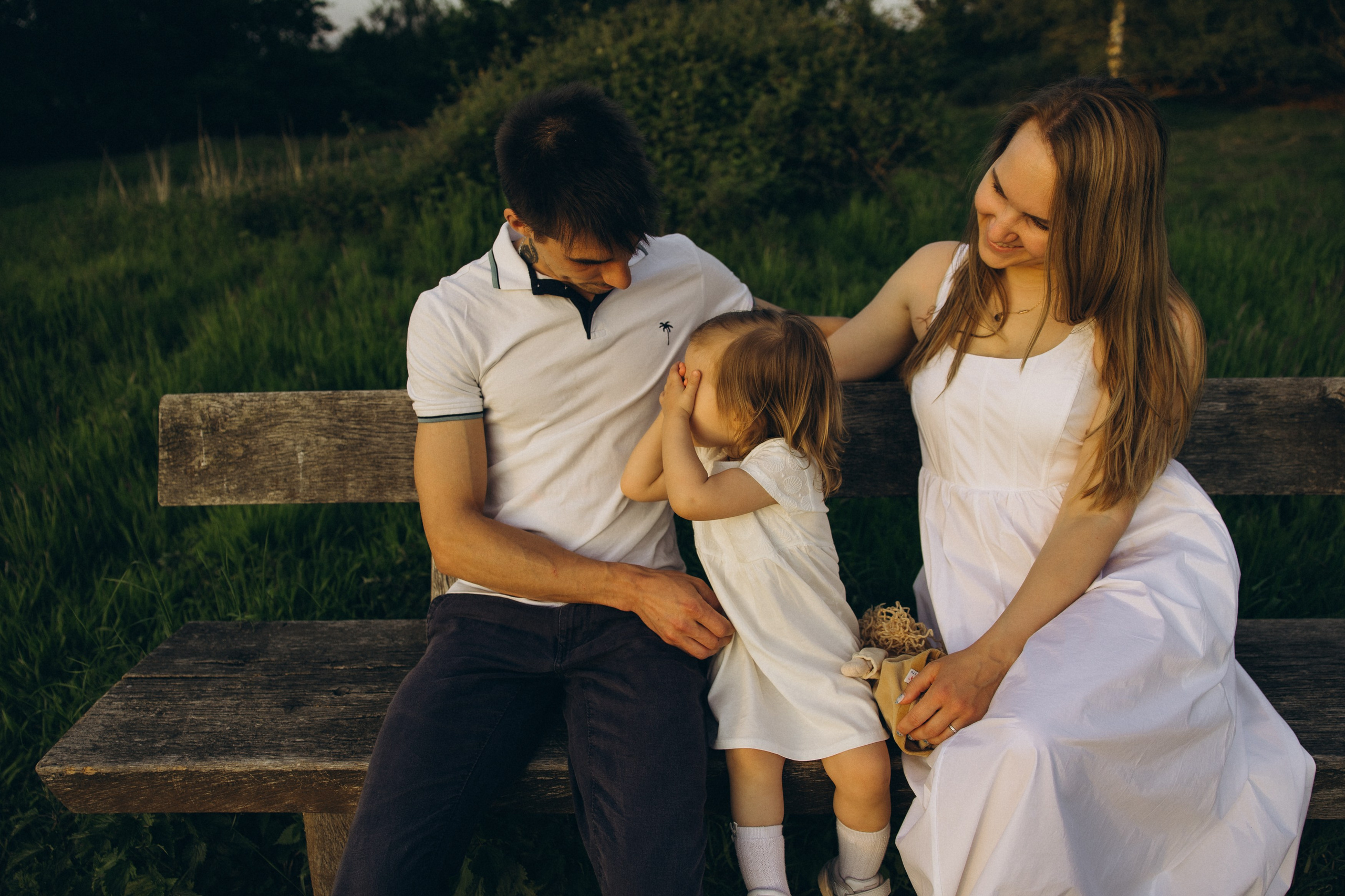Familienshooting bei Sonnenuntergang. Familien & Hochzeitfotografin Nadja Holzmann