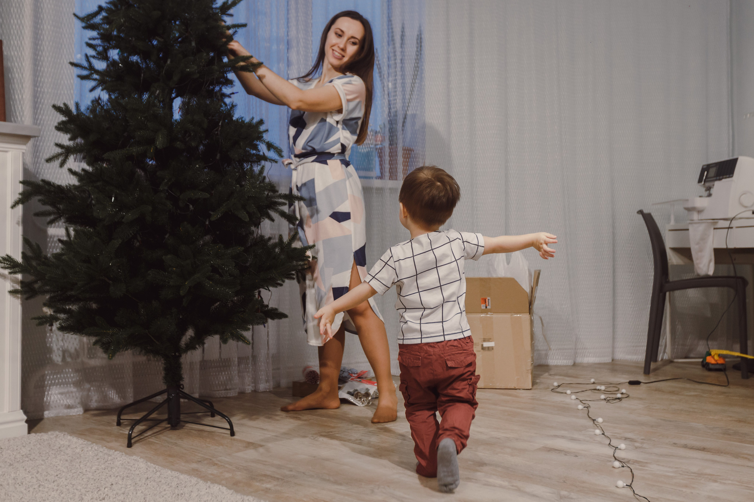 Padres con niños preparando galletas en casa. Fotógrafo de retrato, familia y reportajes en Valencia | España | Europa Vitalii Lumier