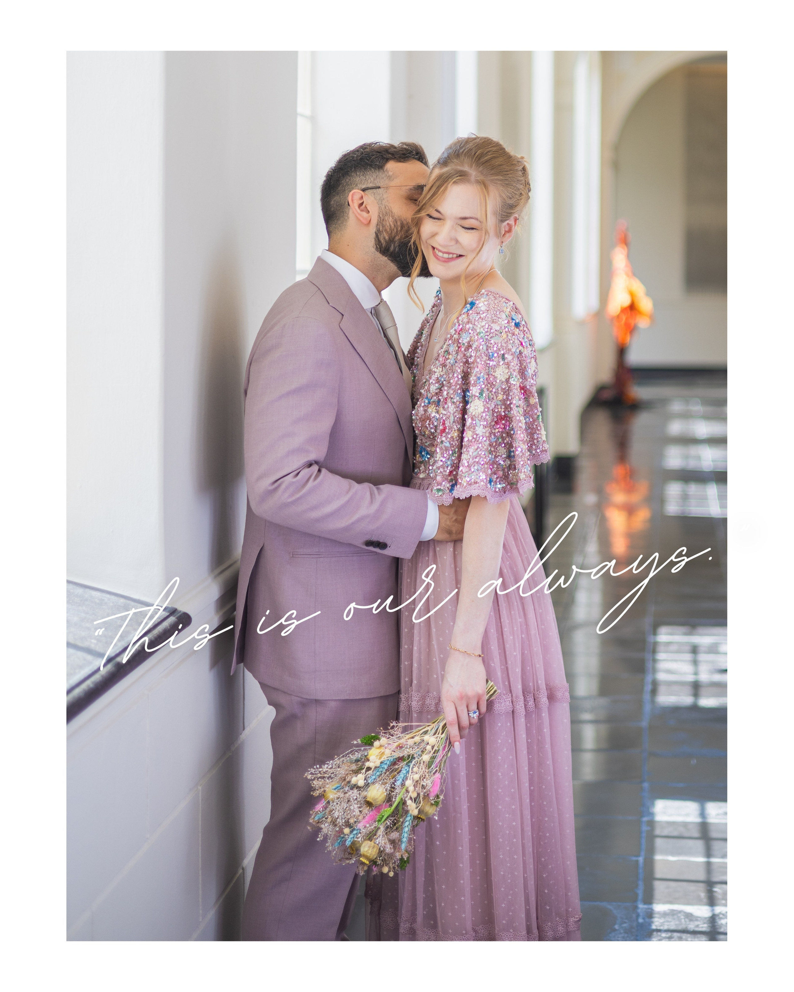 Kapture Fotografie - Romantische huwelijksfoto van een bruid en bruidegom op hun trouwdag, elegant vastgelegd tijdens een intiem moment.