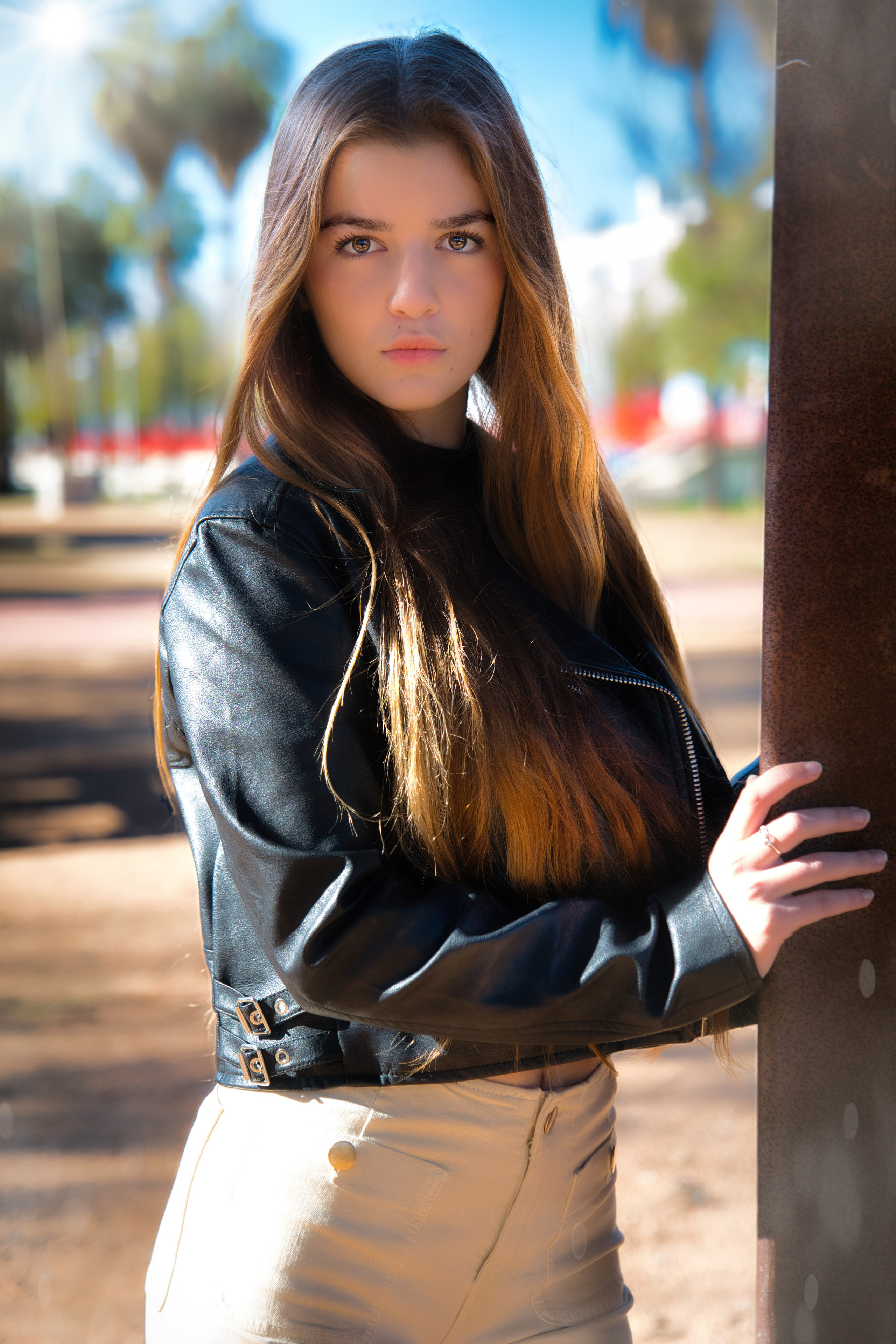 Retrato artístico en exteriores capturado con estilo profesional.