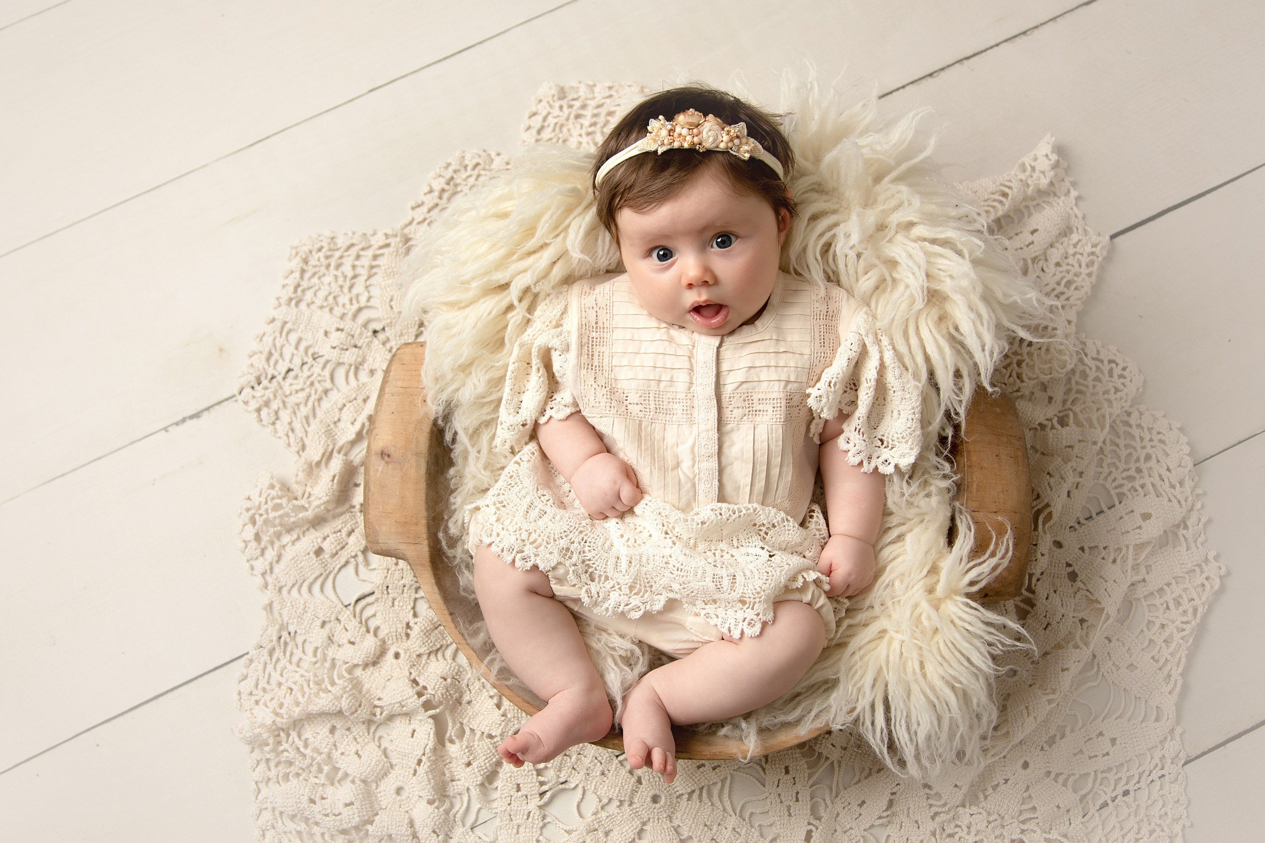 Upplev en oförglömlig fototillfälle i vår studio, där vi fångar er familjs naturliga leenden och kärlek.