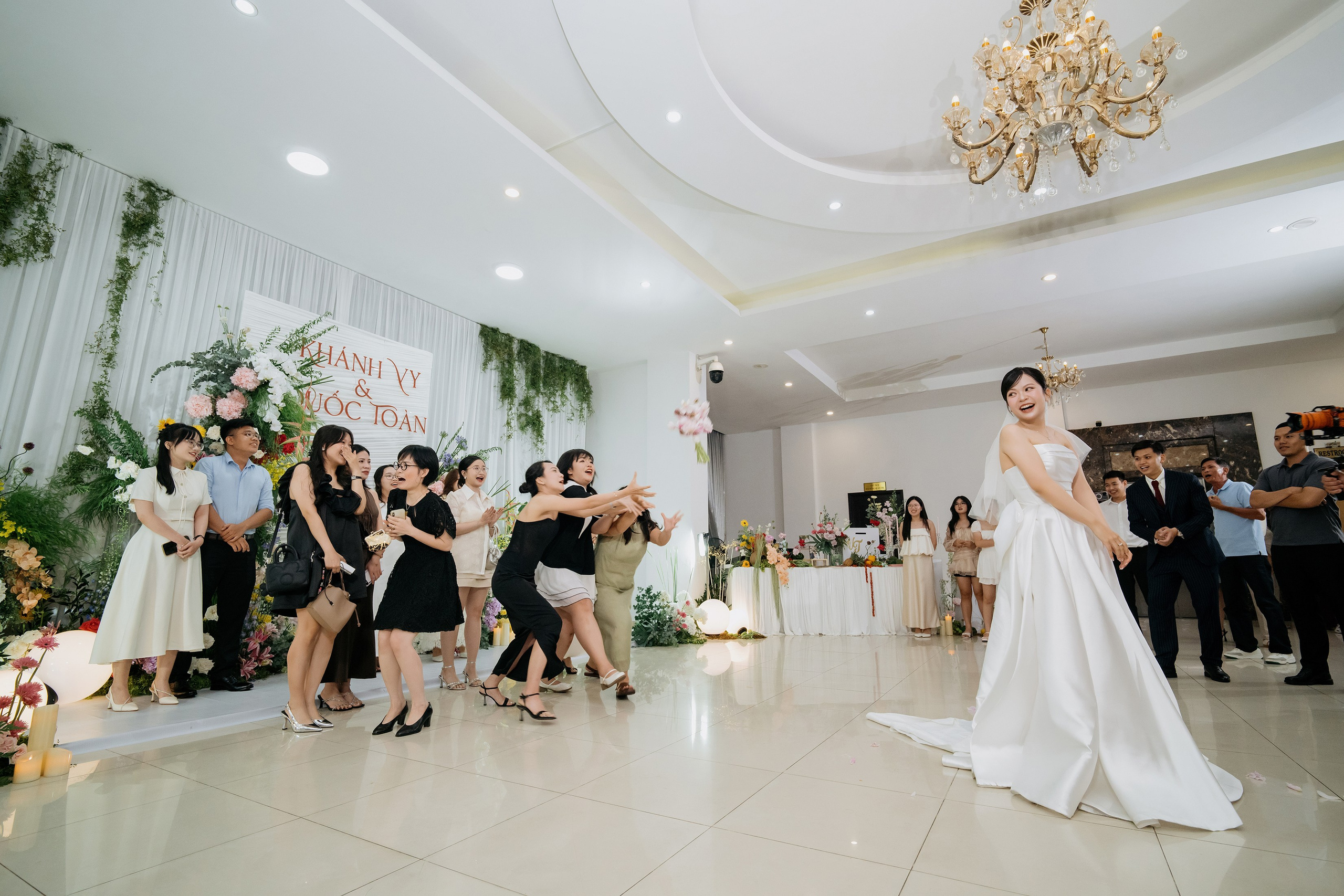 TOAN & VY / Wedding Journalism. Saigon Wedding Present | Art Beyond Moments