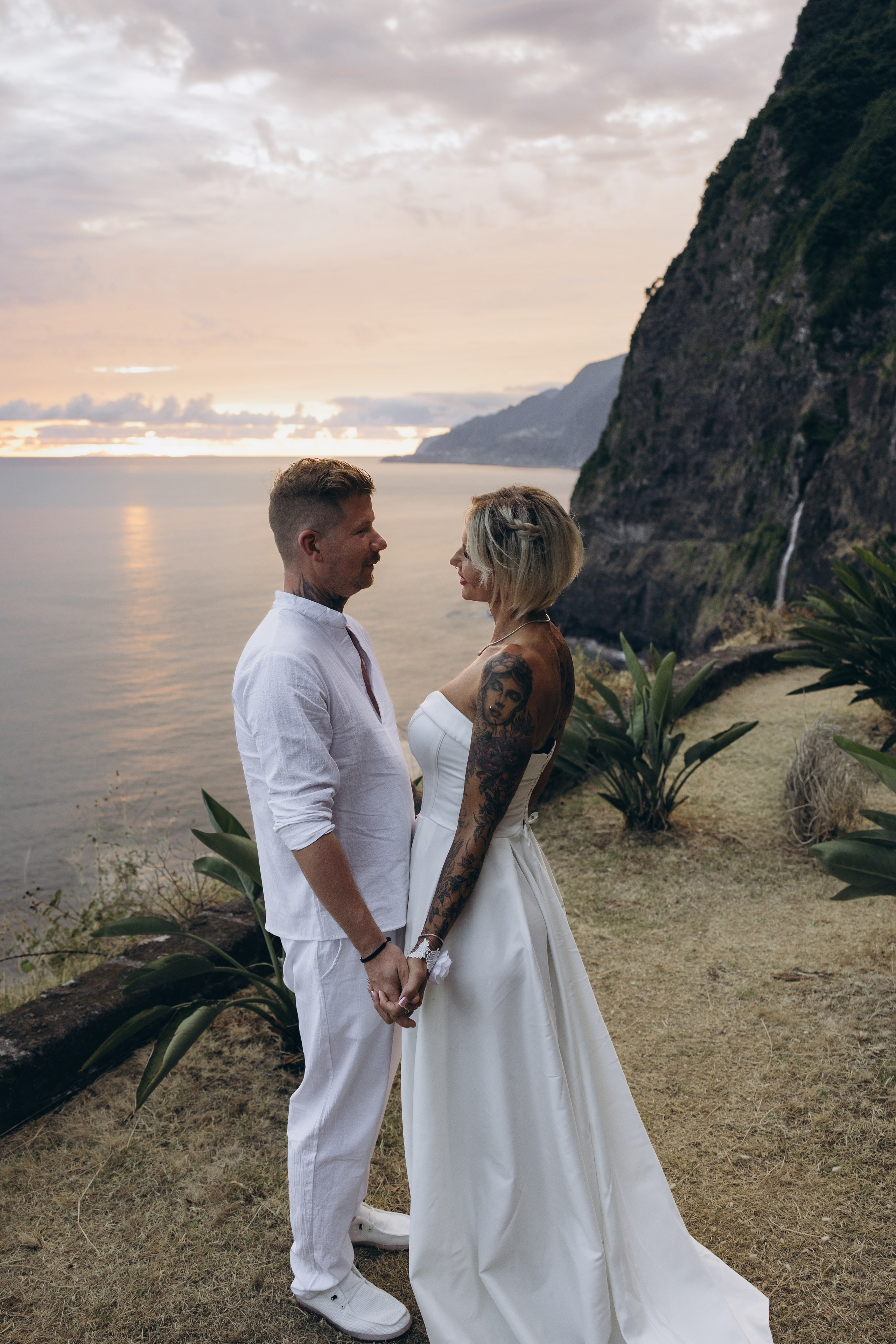 After Wedding Photoshoot at Seixal Beach, Madeira. Fotógrafa na Madeira para casais, pedidos de casamento, elopements e casamentos íntimos | Tatiana