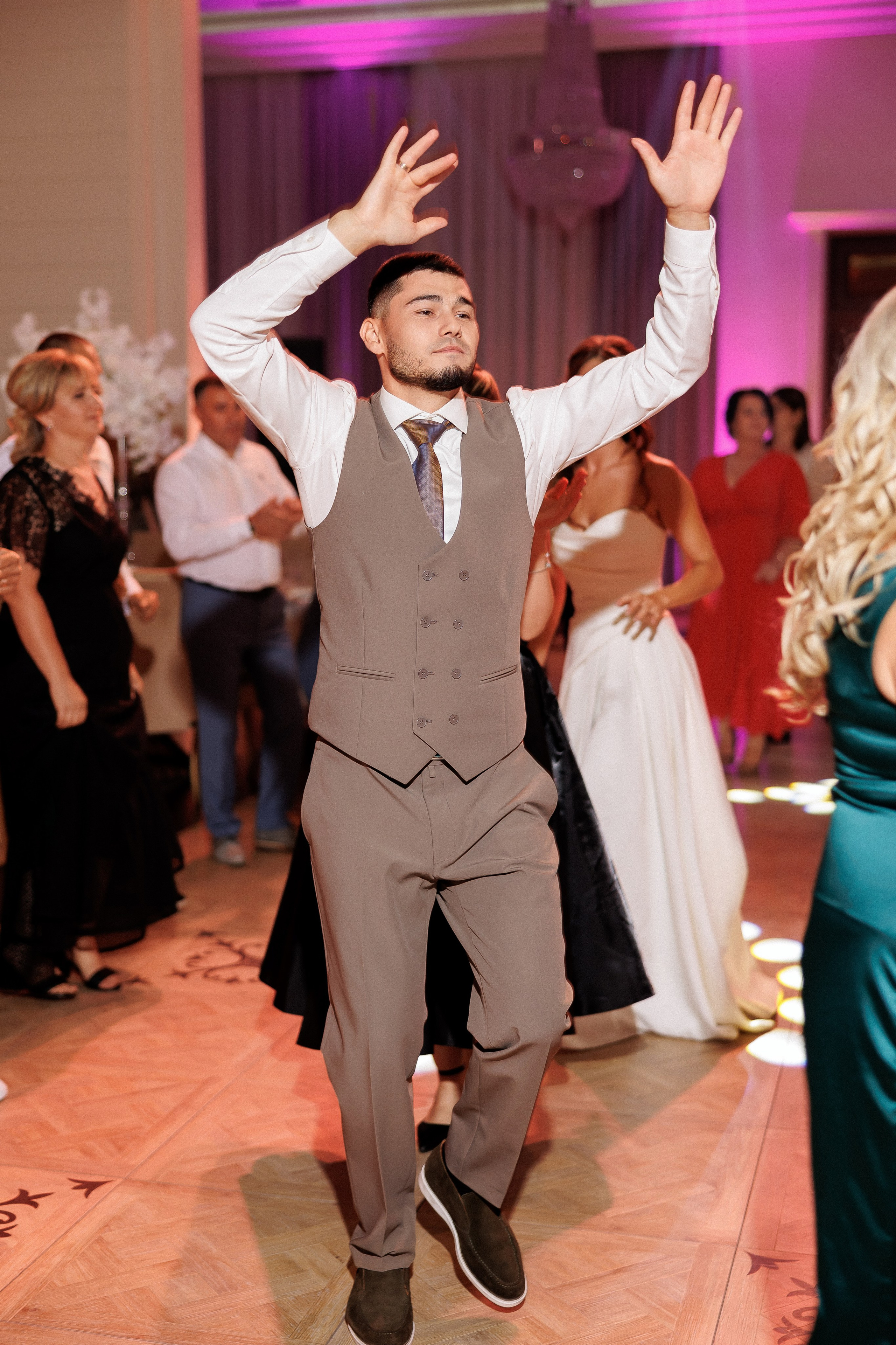 Eugen & Livia — Grand Elysee — Wedding Day. Servicii Foto și Video 067188353