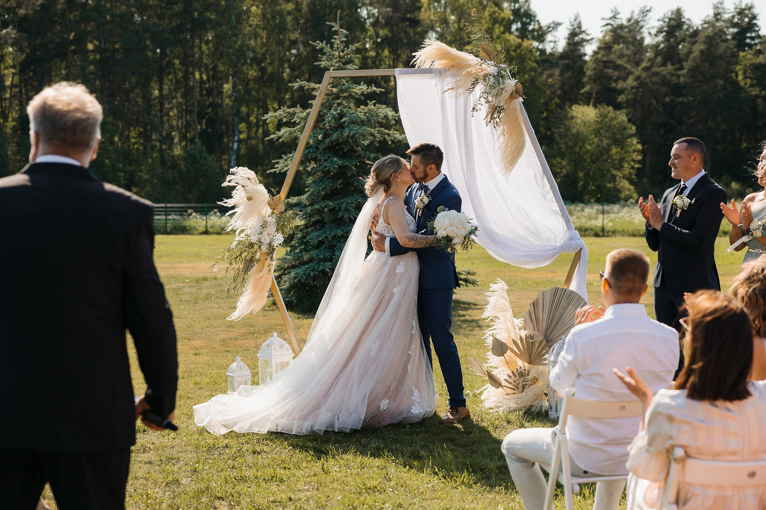 Летний свадебный фоторепортаж в Риге и Alberta Muiza. Евгений Тимофеев | Свадебный и контент-фотограф и видеограф в Риге